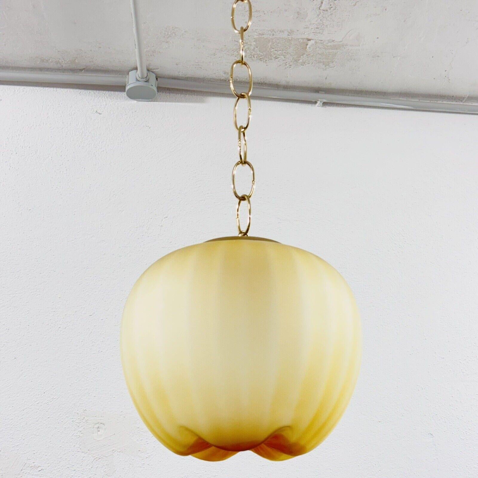 Lampada a Sospensione In Vetro Satinato Anni 70 Design Modernariato.

Globo interamente in vetro, catena in ottone.

L’articolo è in buone condizioni conservative, non vi è alcun difetto estetico o strutturale importante da segnalare, solo lievi ed