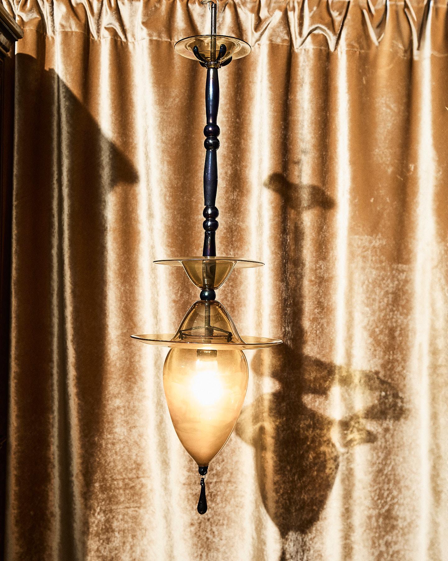 Lampada a sospensione in vetro soffiato ambra ed applicazioni blu iridescenti en venta 3