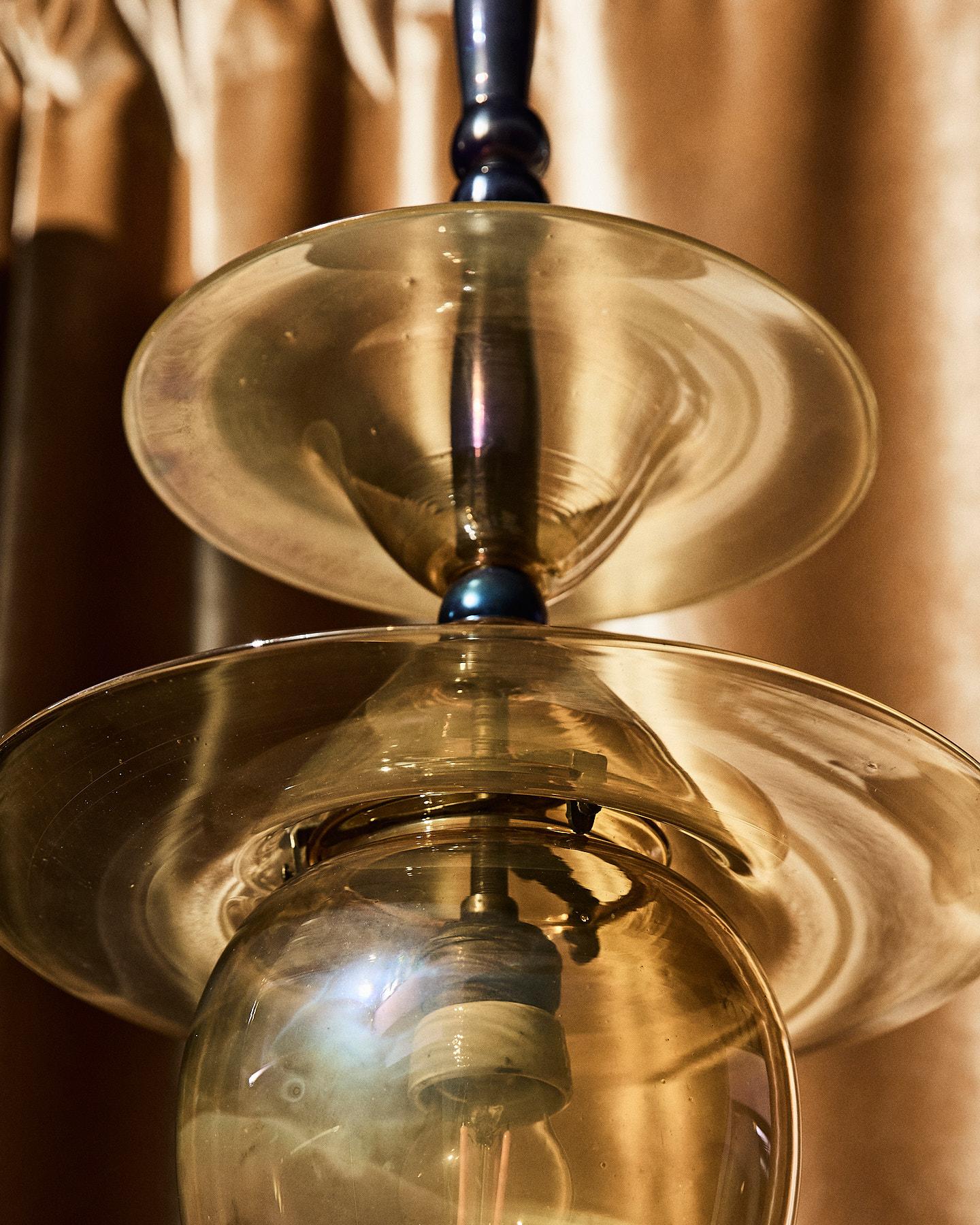 Lampada a sospensione in vetro soffiato ambra ed applicazioni blu iridescenti Art Decó en venta