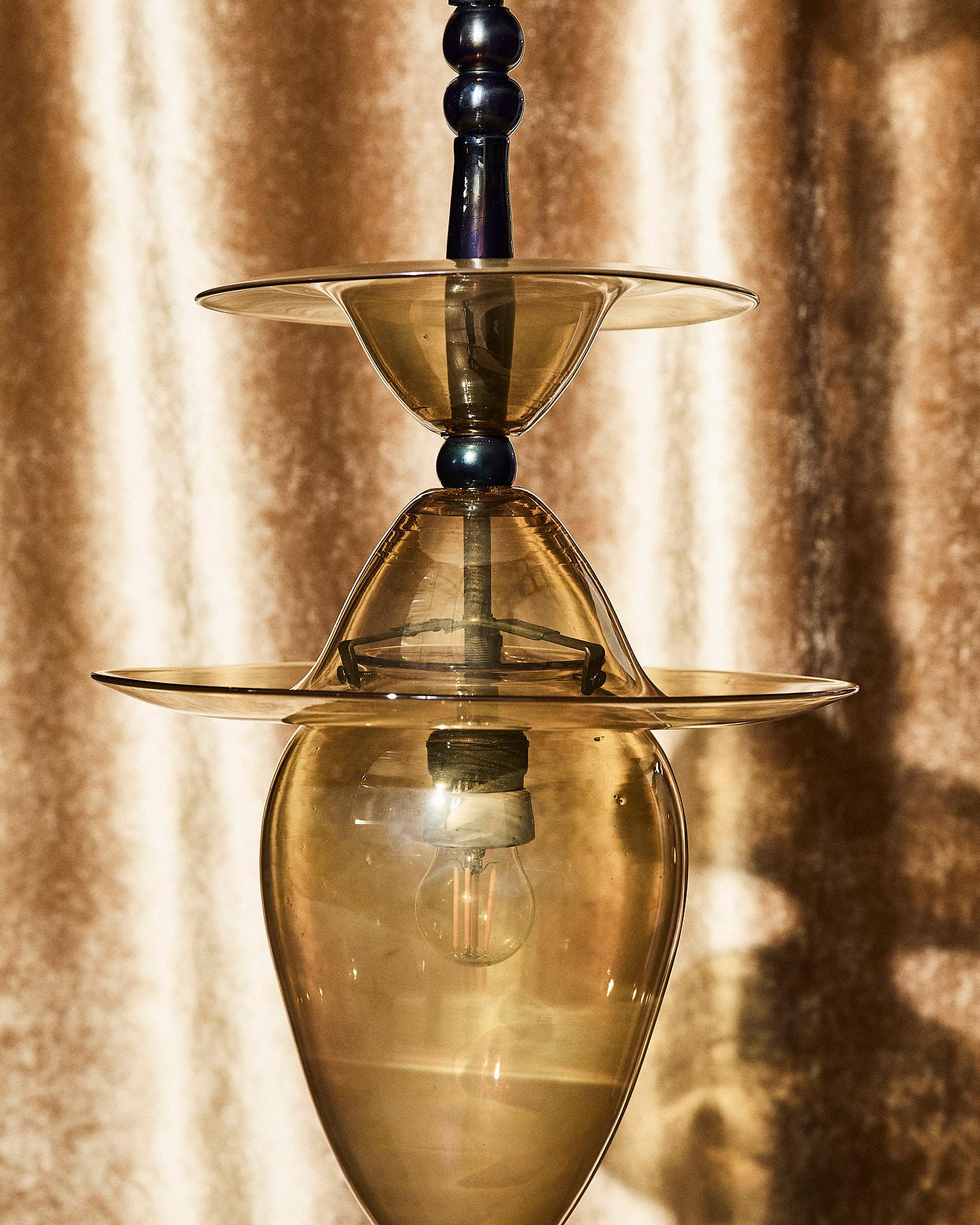 Lampada a sospensione in vetro soffiato ambra ed applicazioni blu iridescenti Italian en venta