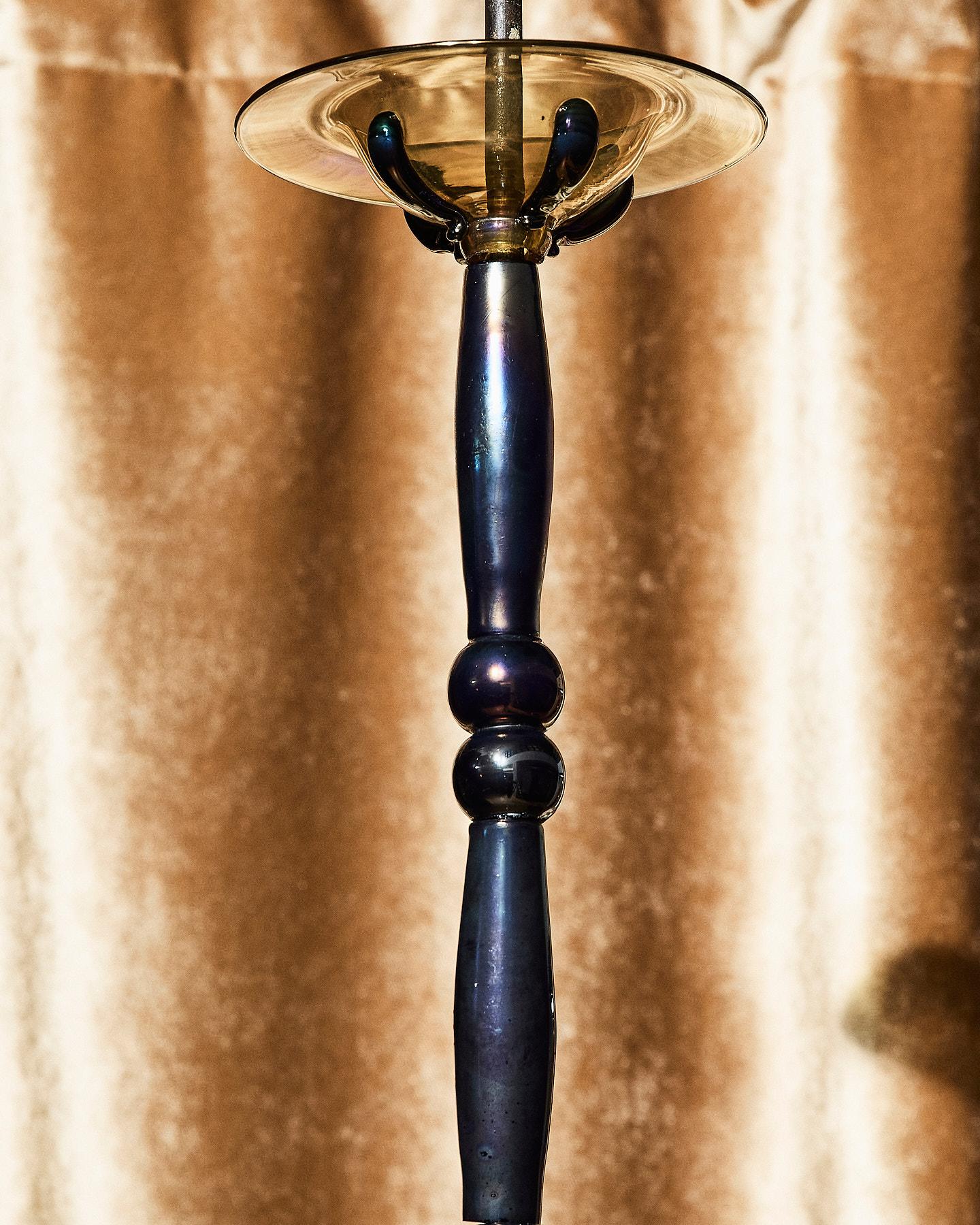 Lampada a sospensione in vetro soffiato ambra ed applicazioni blu iridescenti en Bueno estado para la venta en Milano, Lombardia