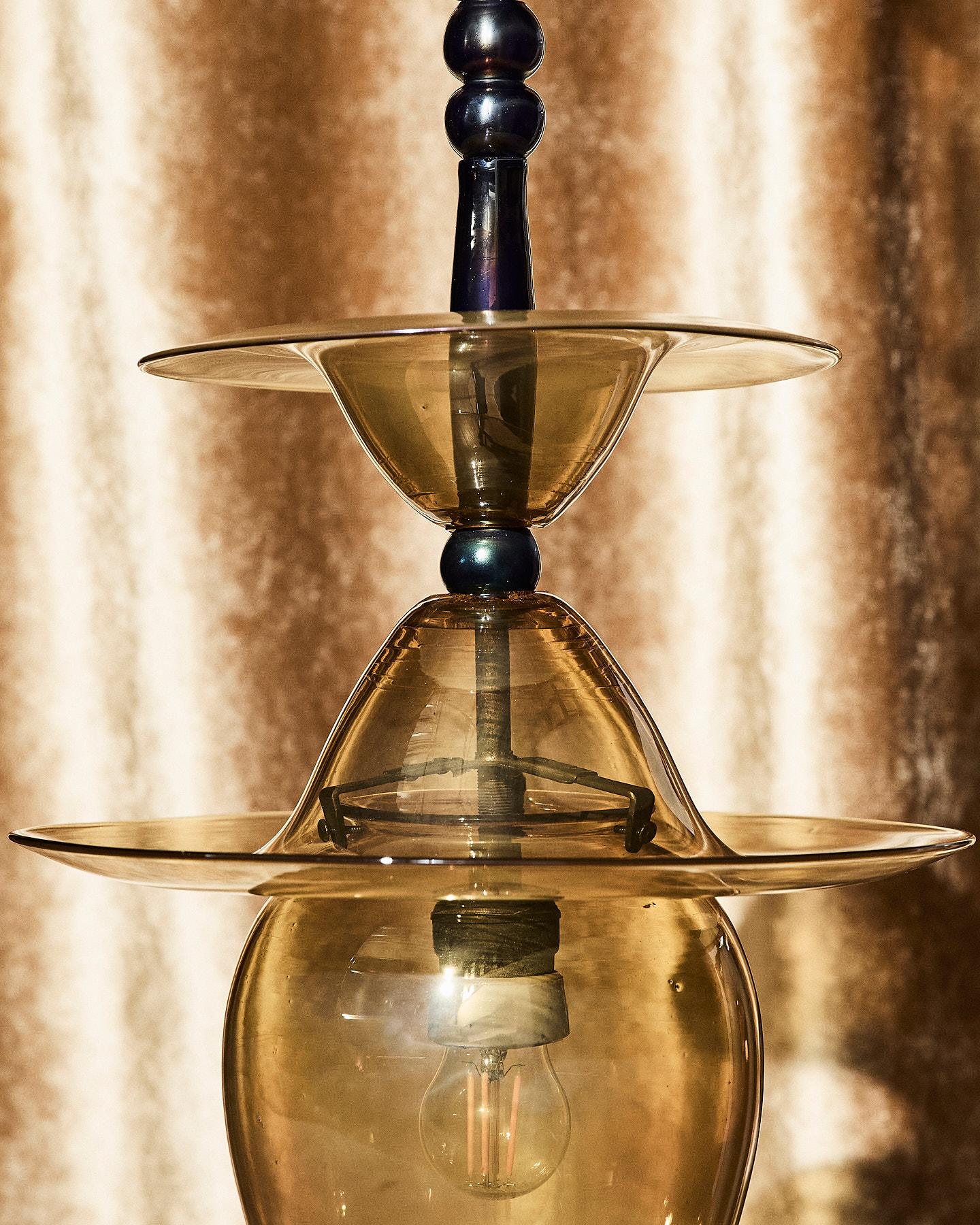 Lampada a sospensione in vetro soffiato ambra ed applicazioni blu iridescenti Early 20th Century en venta