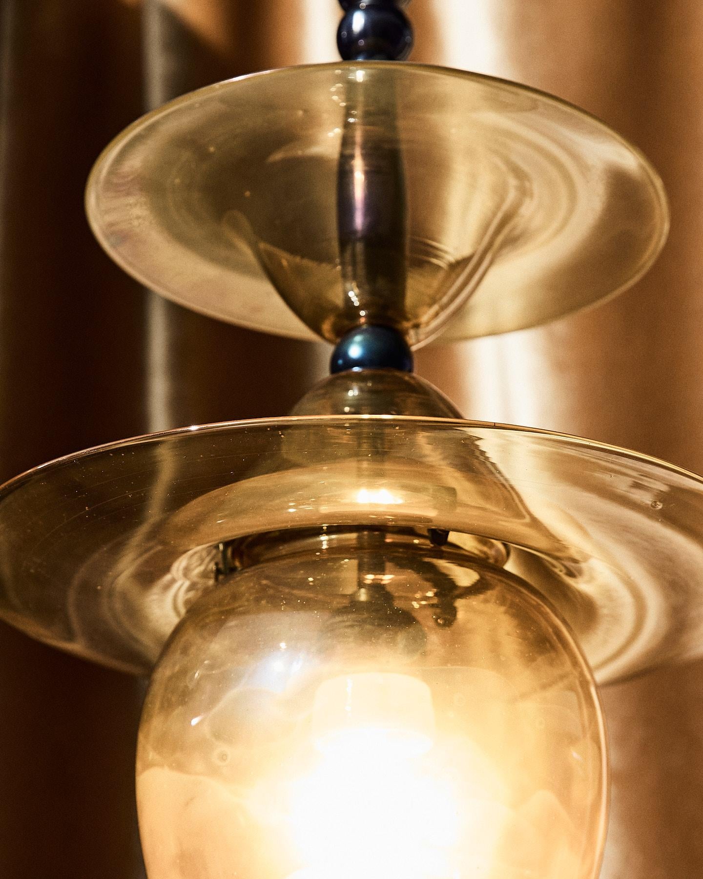 Lampada a sospensione in vetro soffiato ambra ed applicazioni blu iridescenti Vidrio soplado en venta