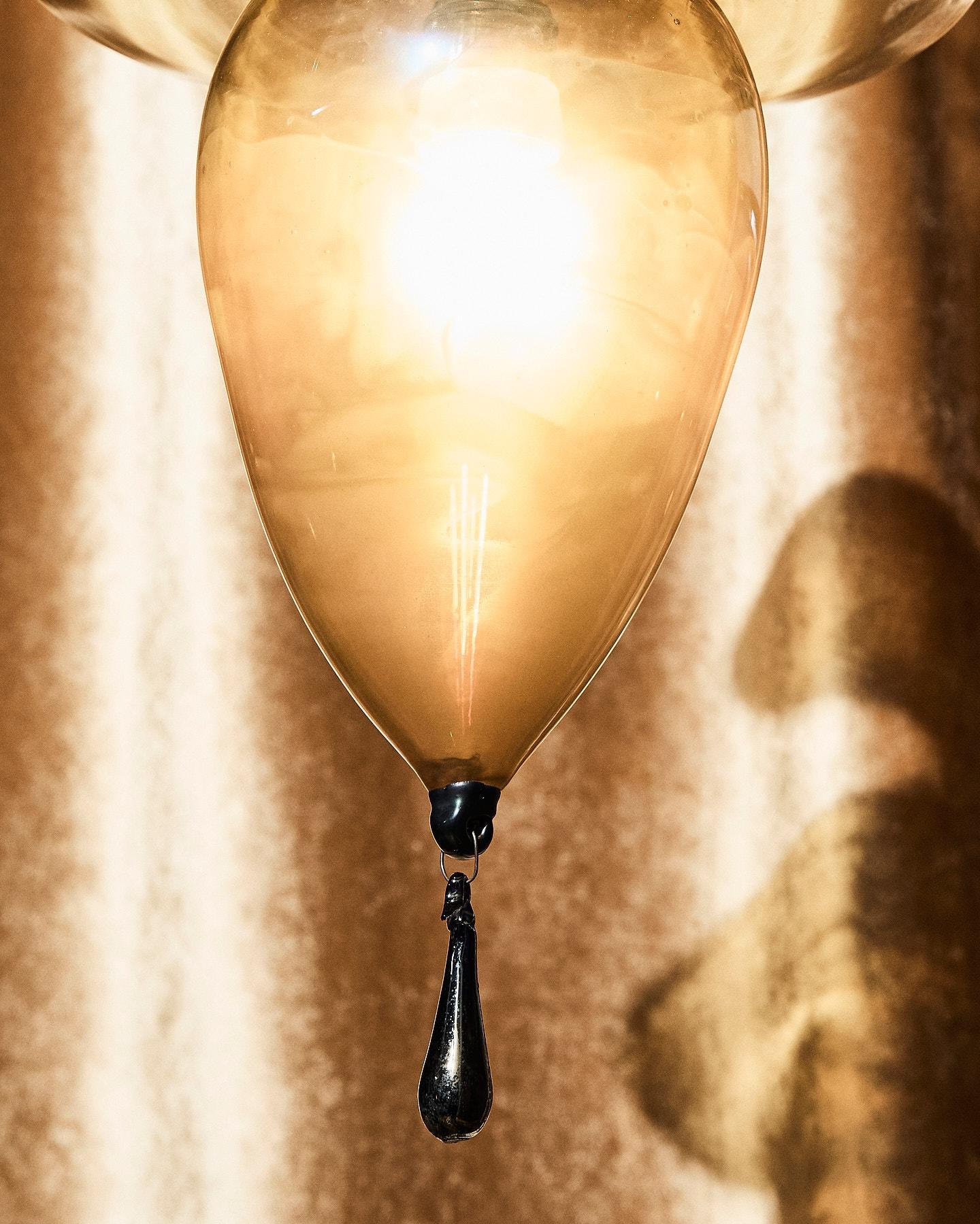 Lampada a sospensione in vetro soffiato ambra ed applicazioni blu iridescenti en venta 1