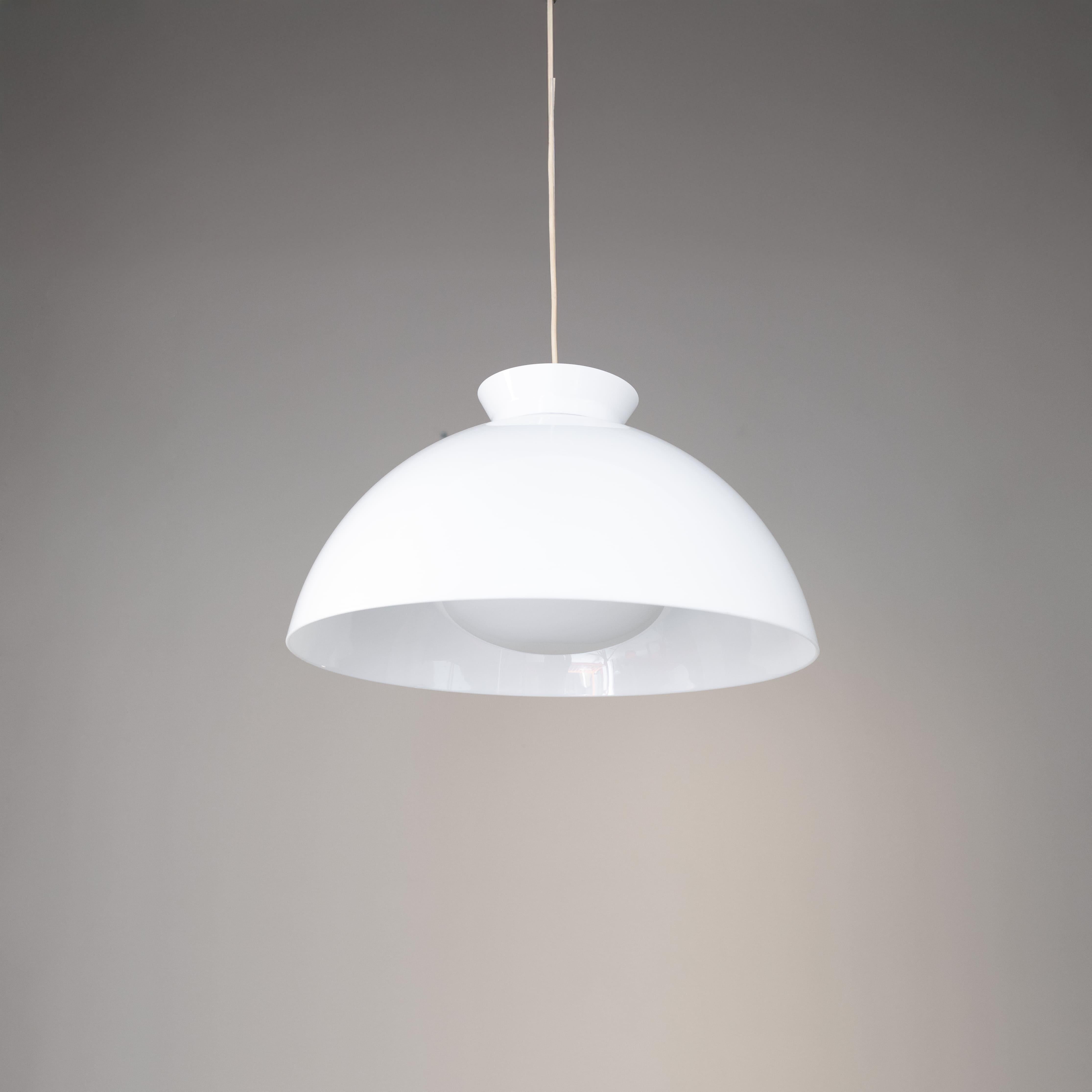 Lámpara colgante KD6, diseño de Achille y Piergiacomo Castiglioni para Kartell, Italia, 1969. Fabricada en metacrilato (Vedril Montecatini) con juntas de latón niquelado satinado, esta lámpara representa uno de los primeros modelos producidos por la