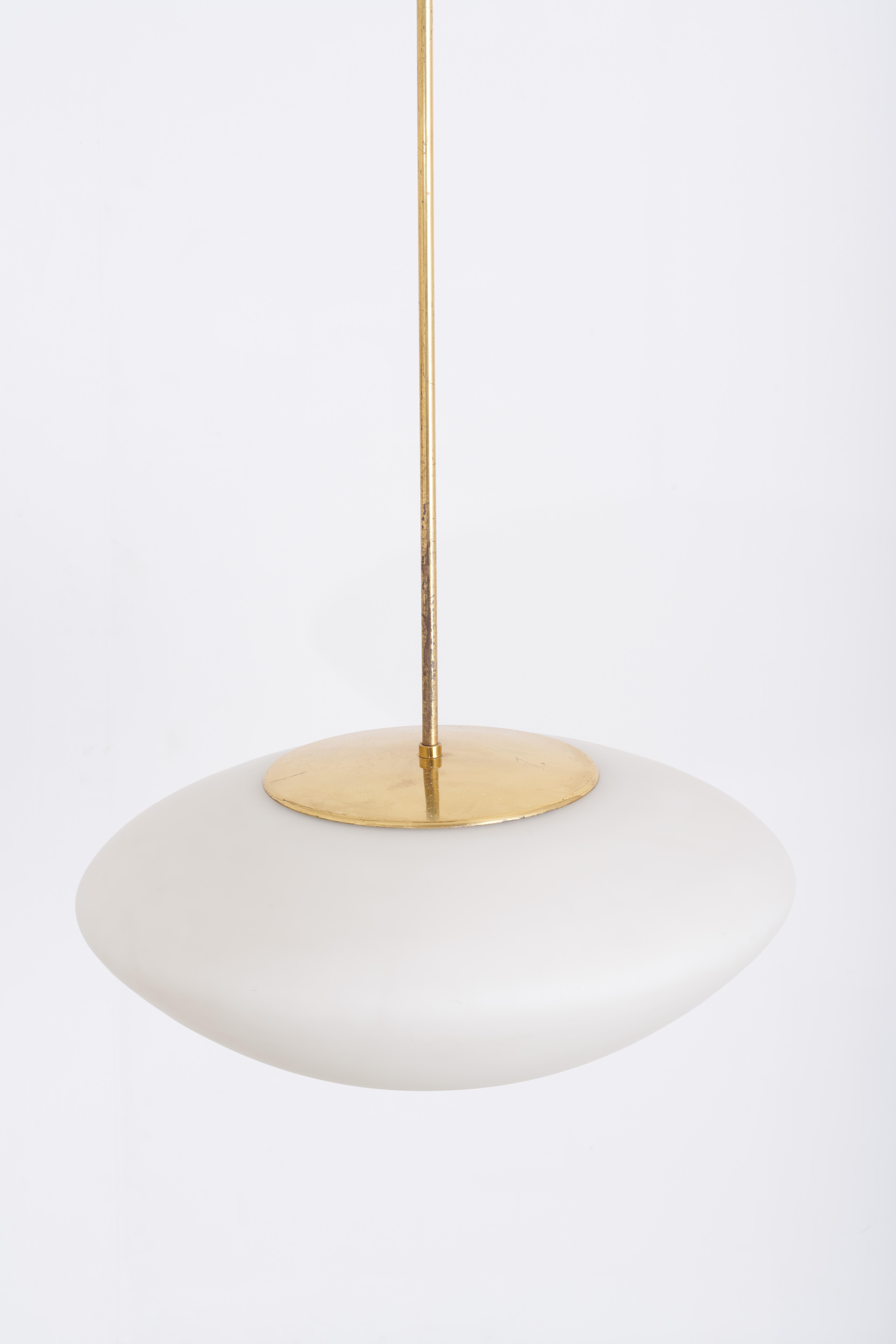 Mid-20th Century Lisa Johansson-Pape-Lampe de plafond en laiton, verre opalin-Milieu du 20e siècle en vente