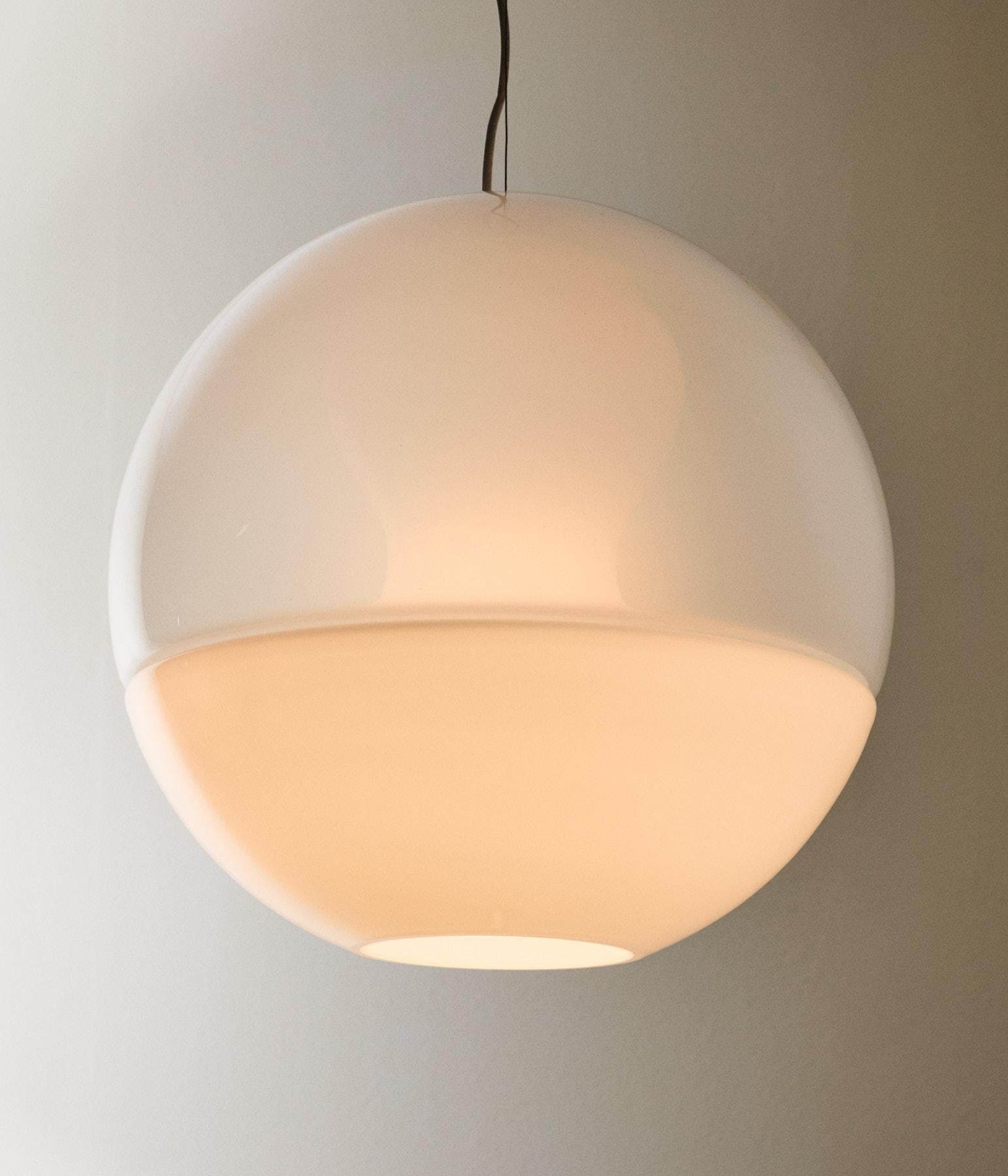 Lampada a sospensione LS116 in vetro di Murano grigio chiaro sfumato, disegnata da Carlo Nason per A.V. Mazzega, Italia. Anno 1970 ca. 
Carlo Nason (nato nel 1935 a Murano, Venezia) è un designer e maestro vetraio italiano, noto per le sue opere in