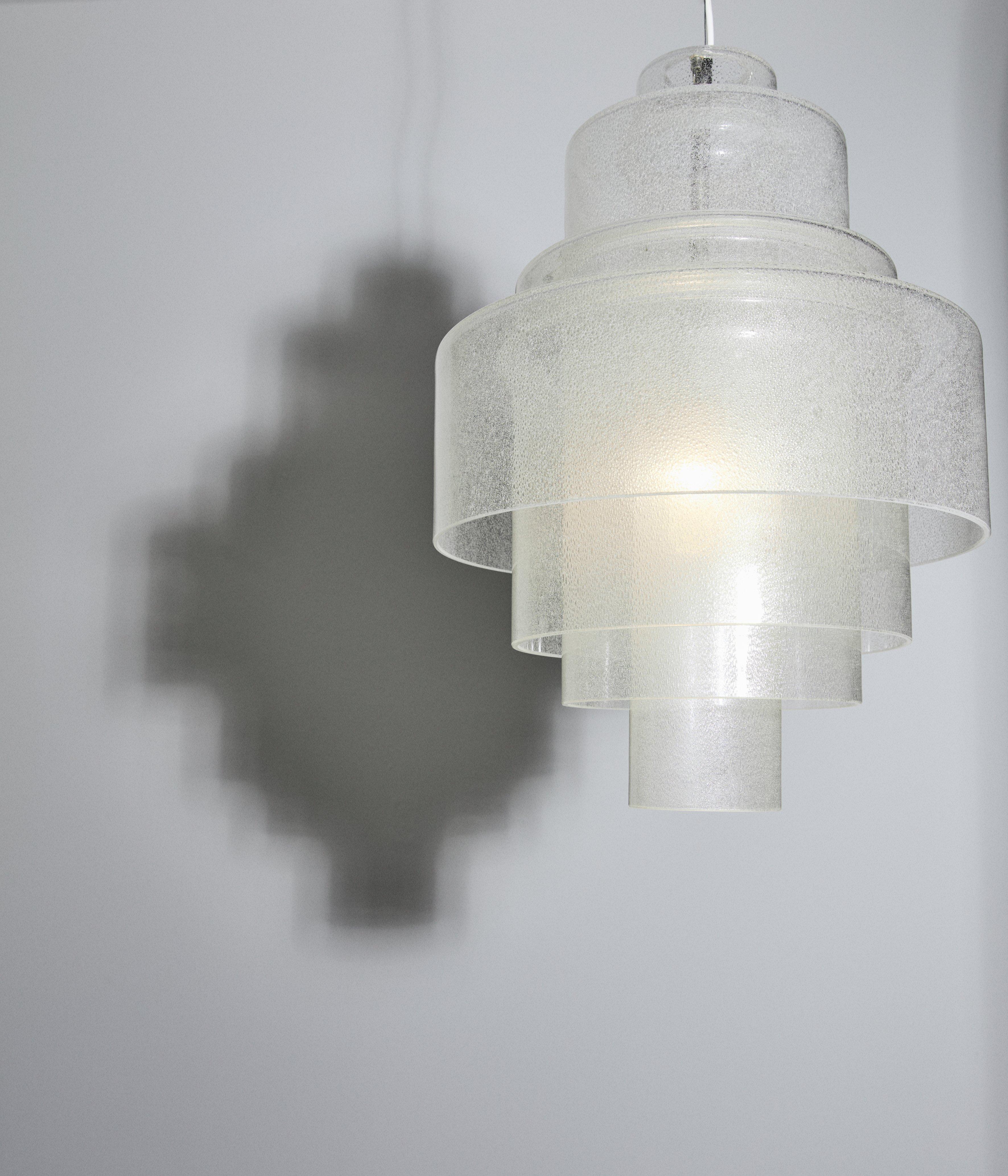 Lampada a sospensione LS 120 in vetro di Murano pulegoso, disegnata da Carlo Nason per A.V. Mazzega, Italia. Anno 1970 ca. 
Carlo Nason (nato nel 1935 a Murano, Venezia) è un designer e maestro vetraio italiano, noto per le sue opere in vetro di