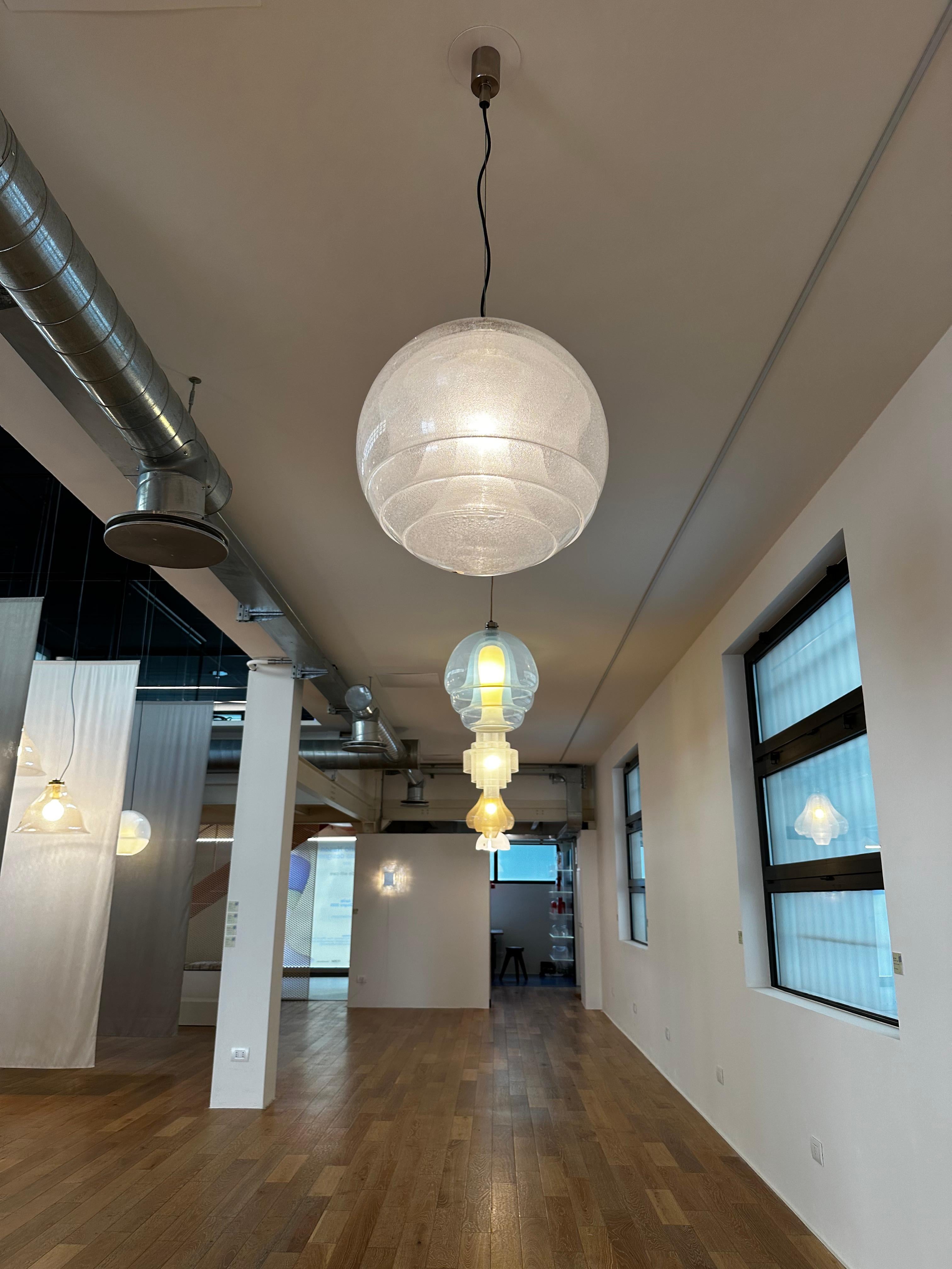 LS177 sphere pendant lamp, design Carlo Nason for A.V. Mazzega In Good Condition For Sale In Milano, Lombardia