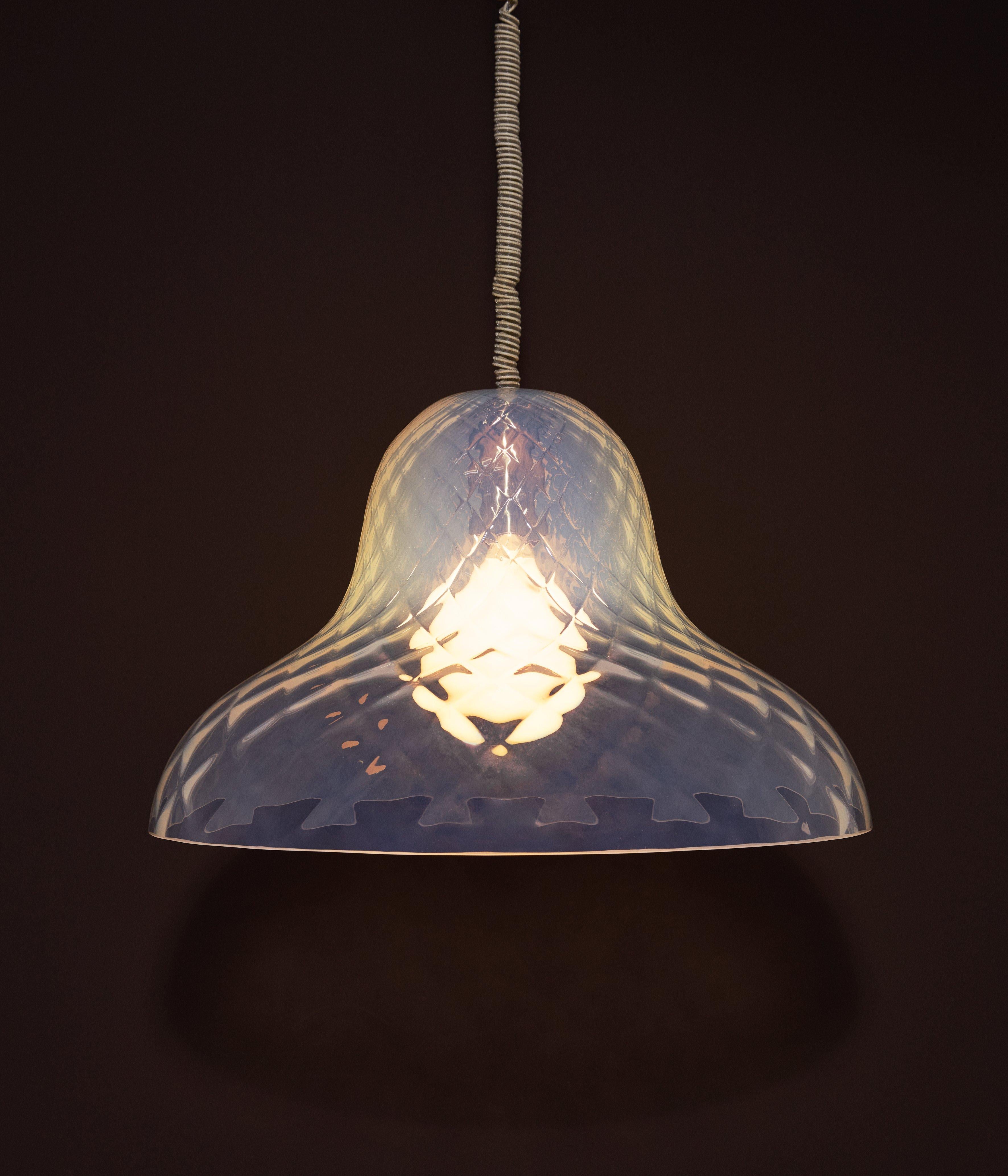 Lampada a sospensione LS 190 in vetro di Murano balloton, disegnata da Carlo Nason per A.V. Mazzega, Italia. Anno 1970 ca. 
Carlo Nason (nato nel 1935 a Murano, Venezia) è un designer e maestro vetraio italiano, noto per le sue opere in vetro di