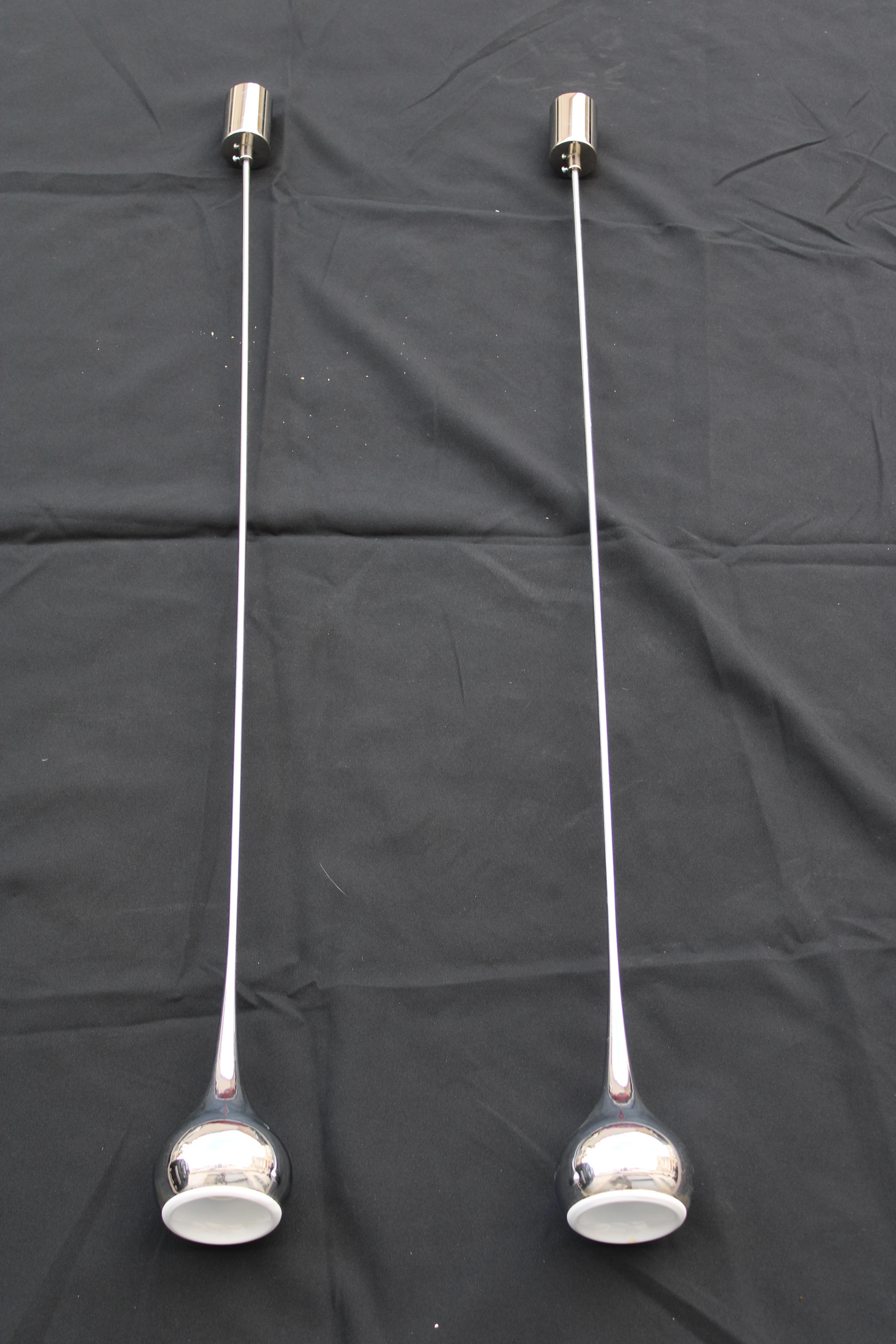 Particolare lampadario minimale a forma di trombetta 1970 in metallo cromato prodotto da Esperia