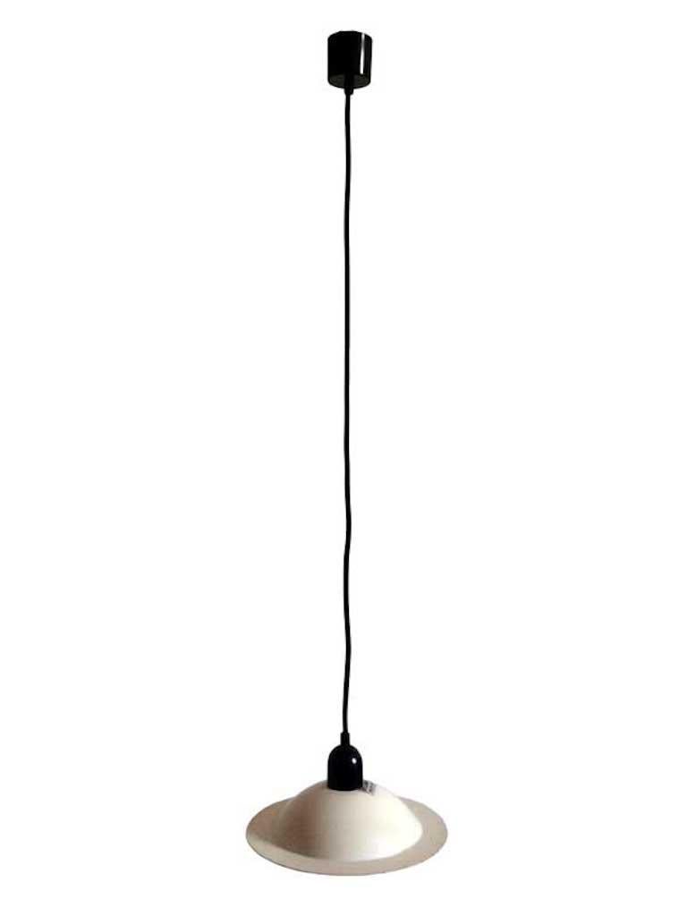 Lampe suspendue Lampiatta conçue par De Pas, D'Urbino, Lomazzi, en 1971 pour Stilnovo. L'abat-jour est en métal peint en blanc à l'intérieur et à l'extérieur. Il porte l'étiquette originale du fabricant. Il est en bon état d'origine avec une patine