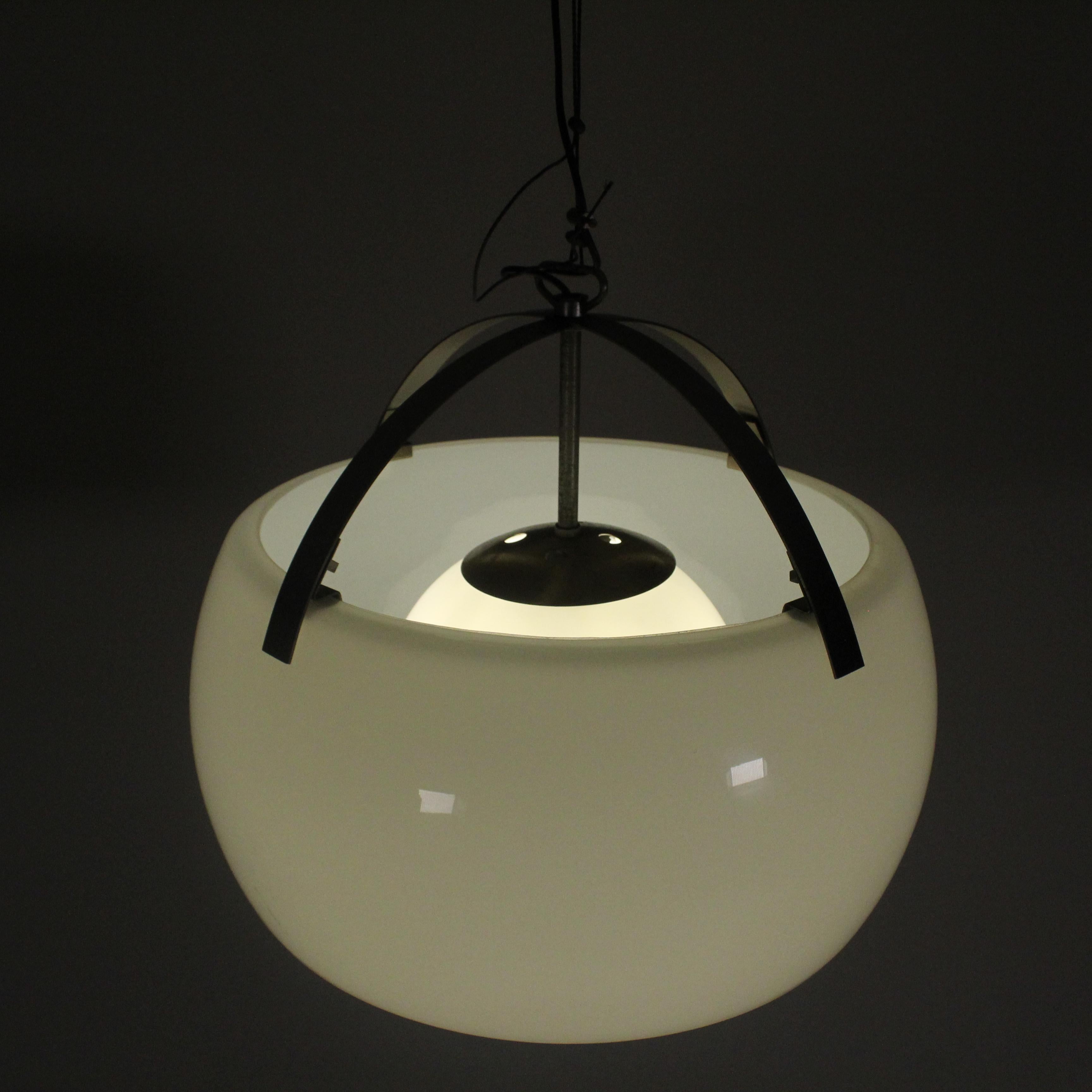 Mid-Century moderno Lampada a sospensione Omega, Vico Magistretti, Artemide in vendita