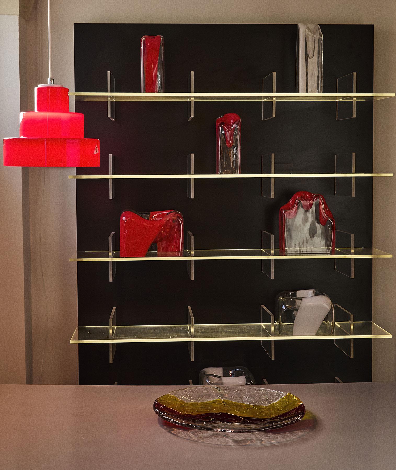 Rara lámpara colgante de cristal de Murano estratificado, rojo, diseñada por Carlo Nason para A.V. Mazzega. Año aprox. 1960 con etiqueta original. Se trata de una lámpara procedente de un fondo de reserva y, por tanto, en estado como nuevo.