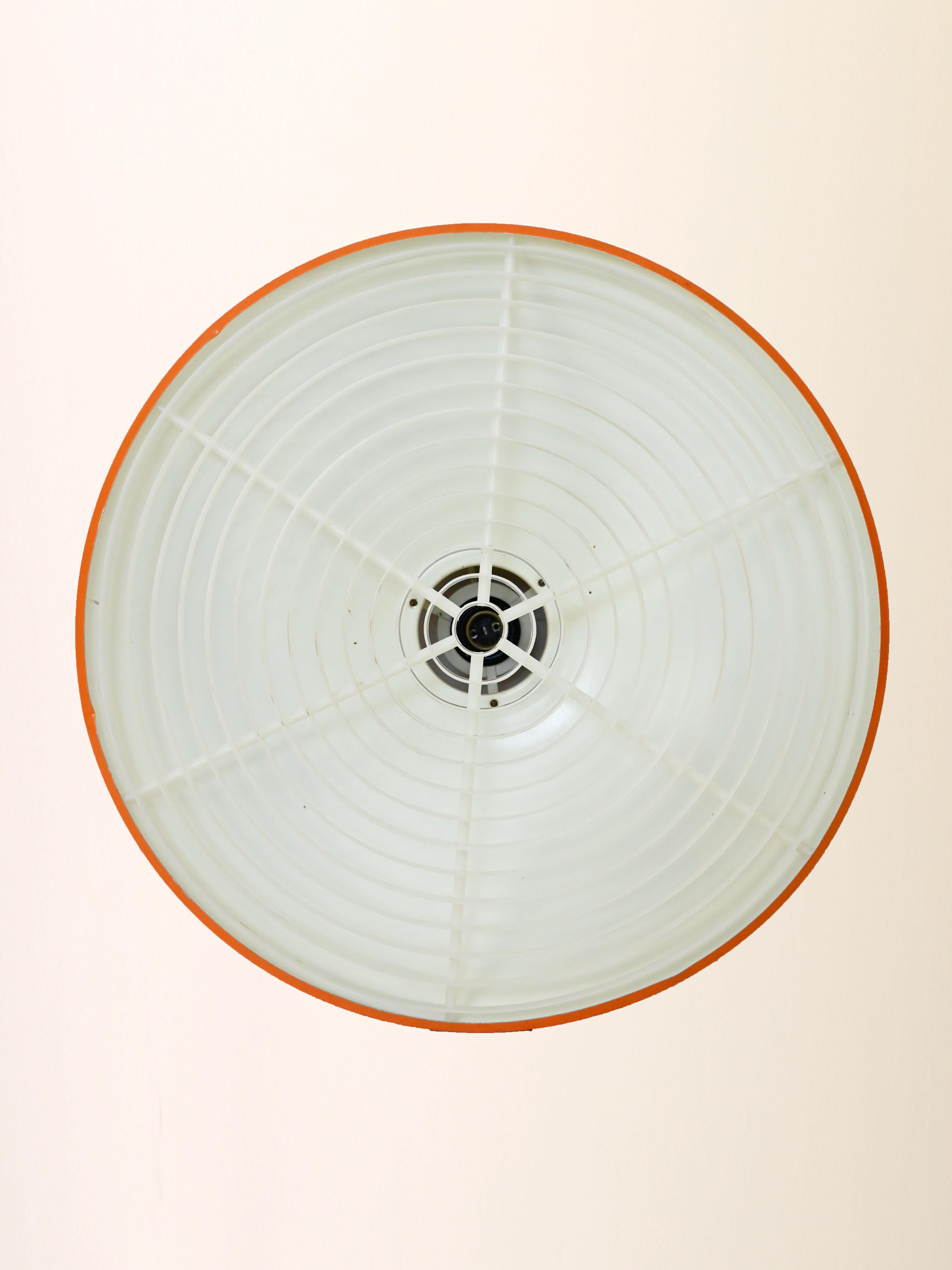 Lampada a sospensione scandinava anni ’60 in plastica arancio in vendita 3