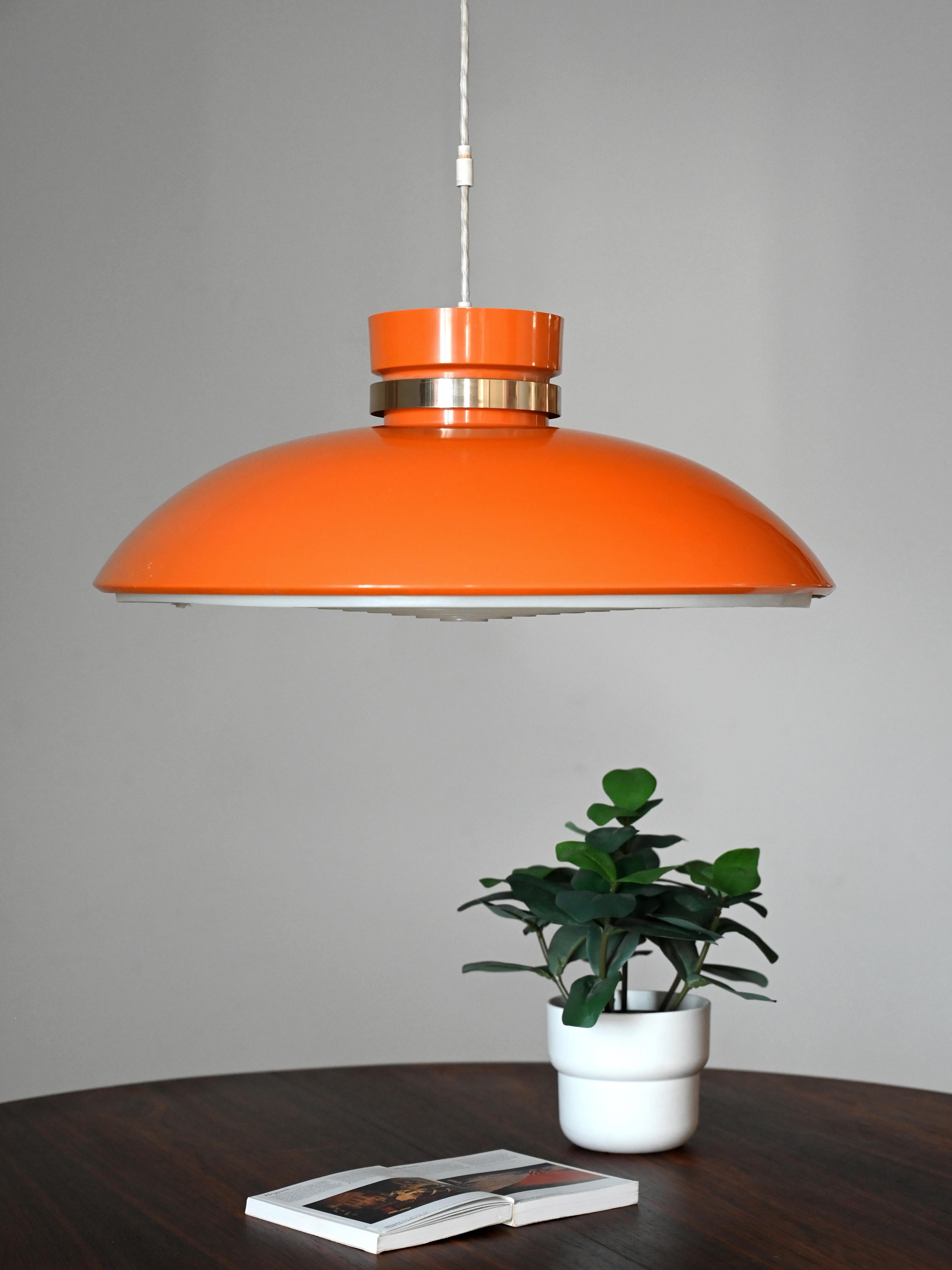 Scandinavo Lampada a sospensione scandinava anni ’60 in plastica arancio in vendita