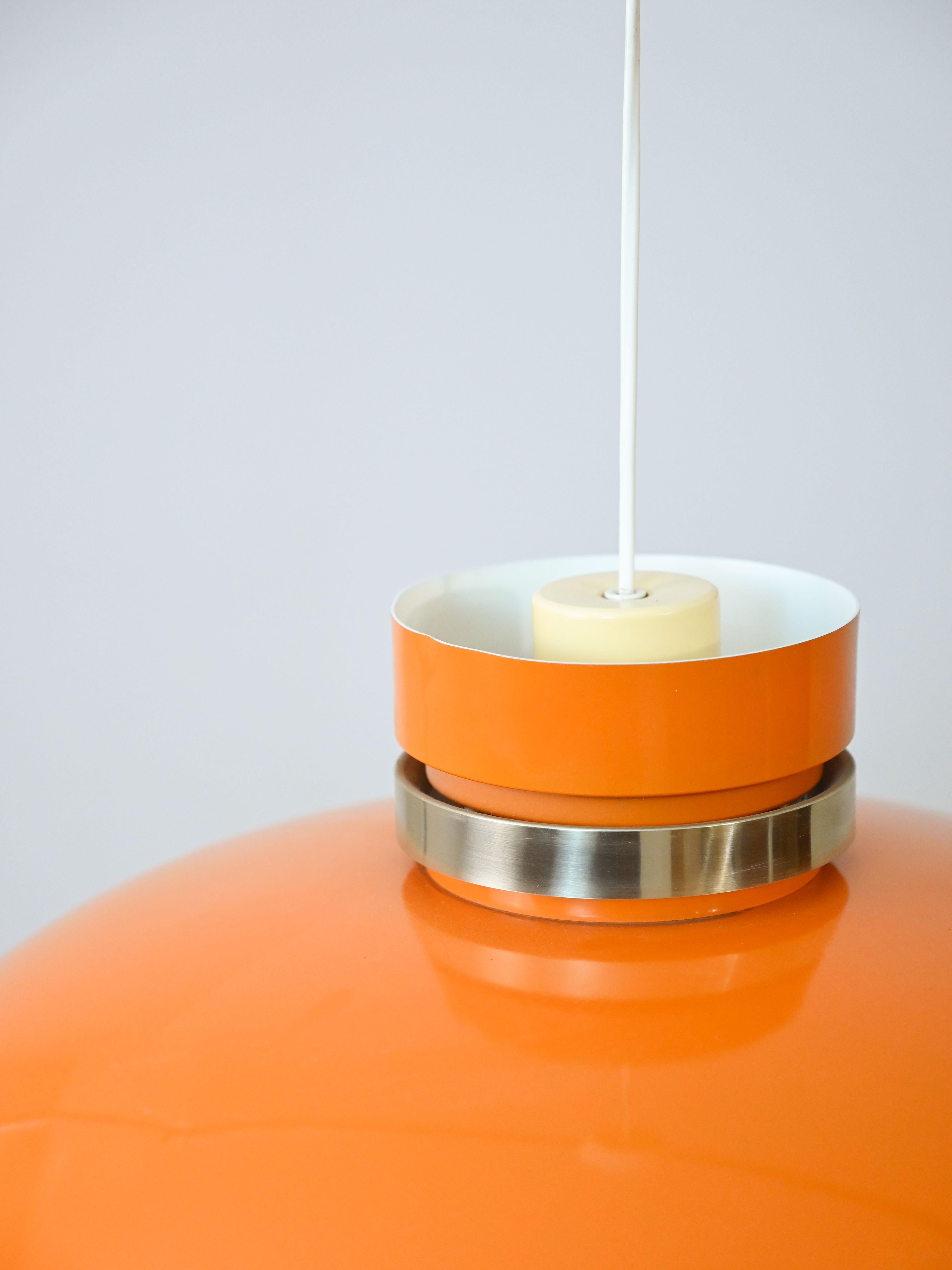Alluminio Lampada a sospensione scandinava anni ’60 in plastica arancio in vendita