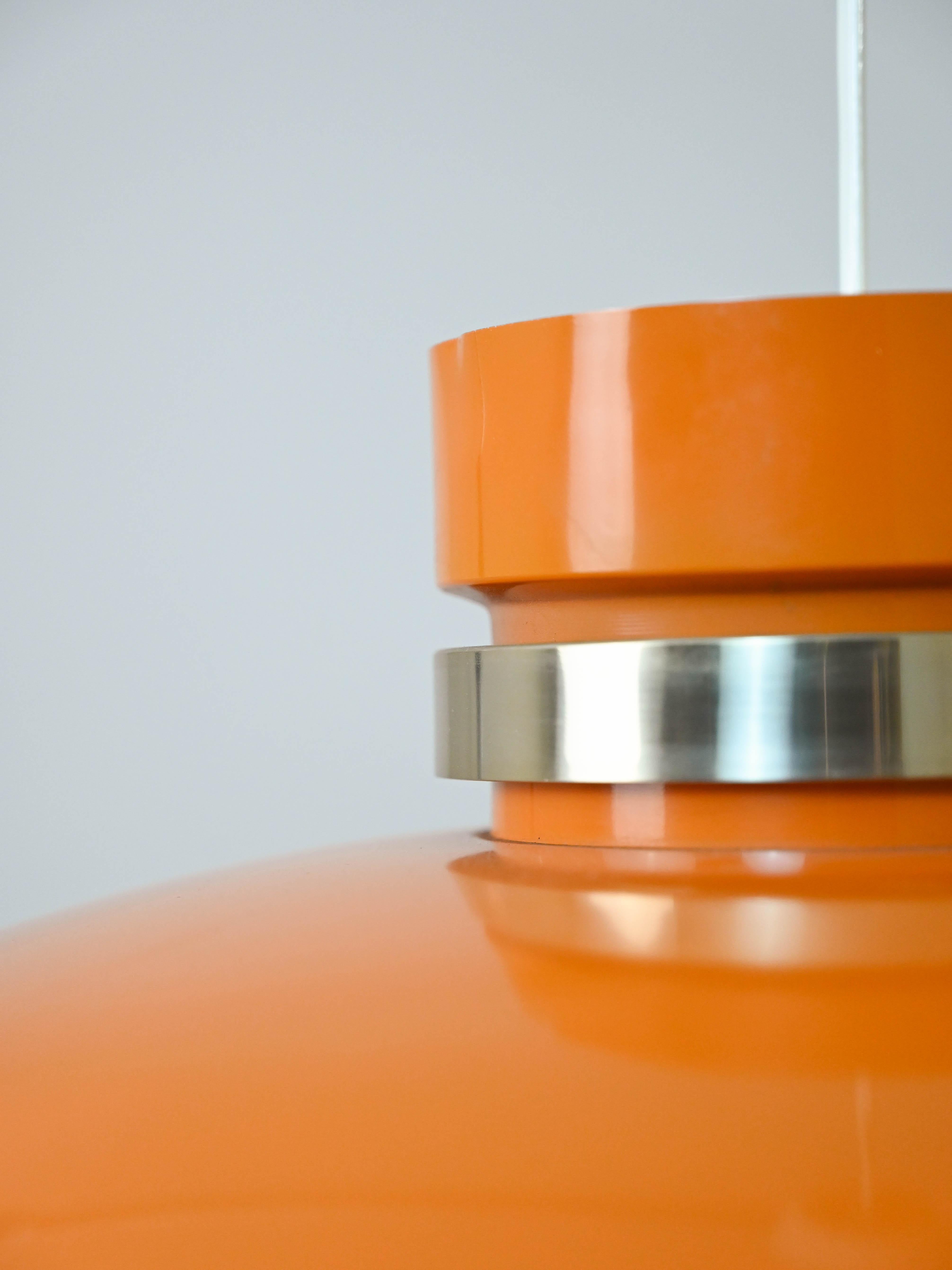 Lampada a sospensione scandinava anni ’60 in plastica arancio in vendita 2