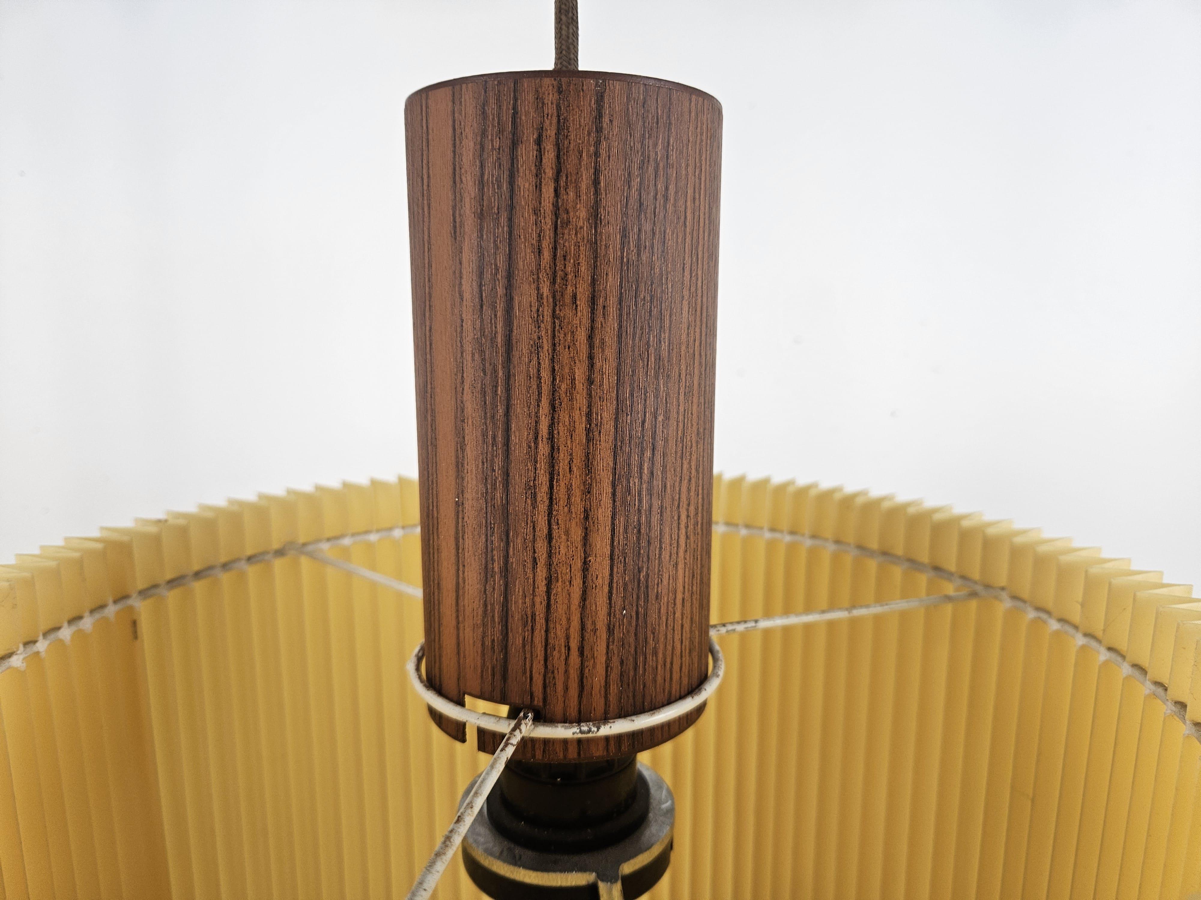 Lampada a sospensione stile scandinavo in metallo e carta plissettata, 1970 3