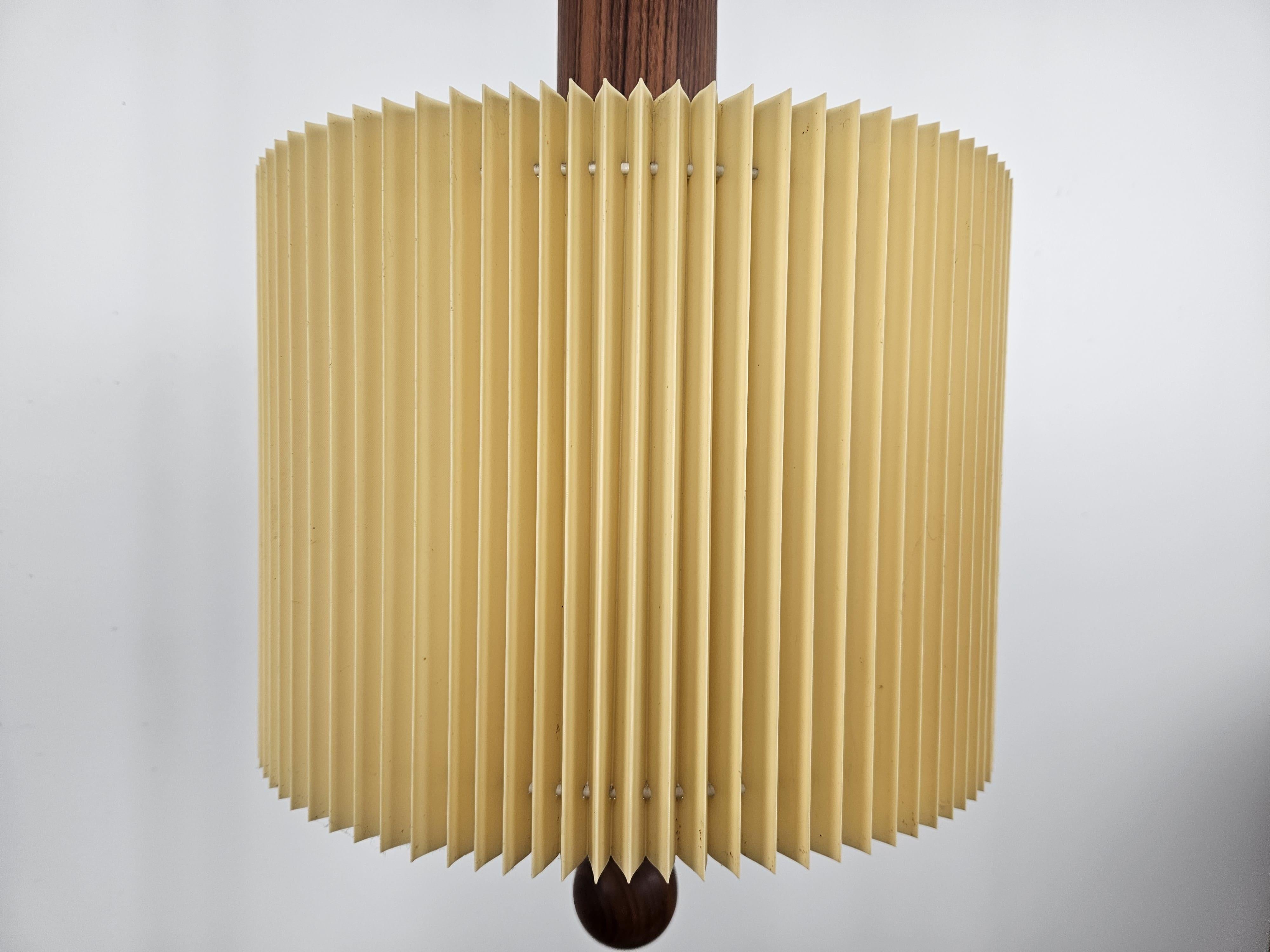 Elegante lampadario anni '70 in stile scandinavo nordico con struttura in metallo rivestita e plafoniera in carta plissettata.

Lampada dal carattere vintage, molto ricercata per la sua compatibilità con gli ambienti moderni sia essi ricercati o