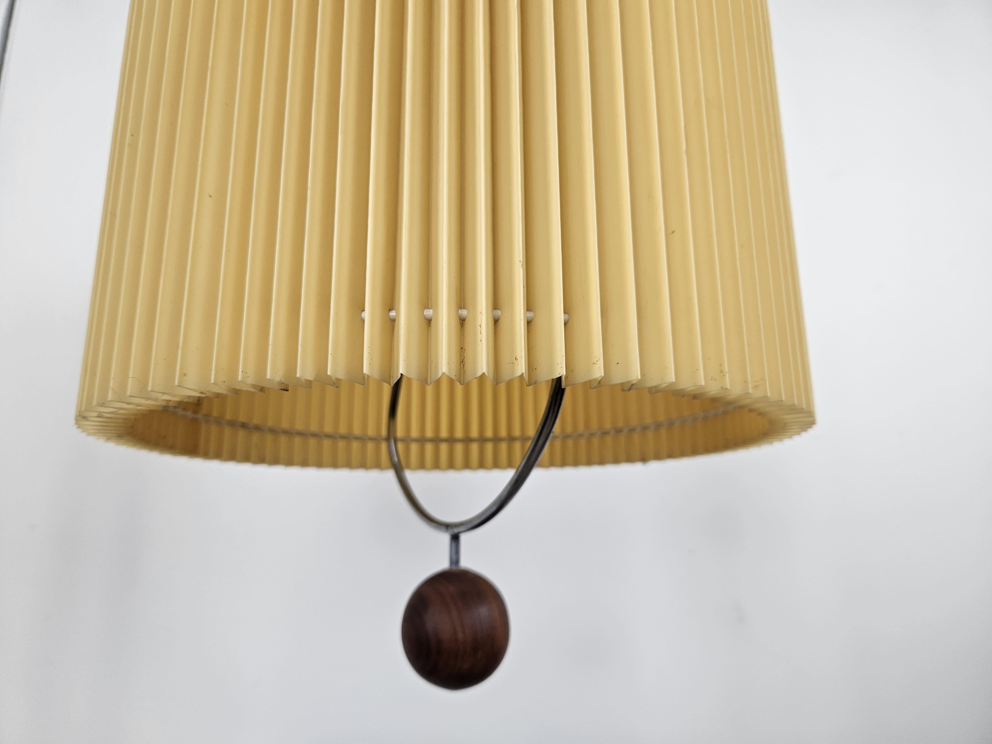 Scandinavo moderno Lampada a sospensione stile scandinavo in metallo e carta plissettata, 1970