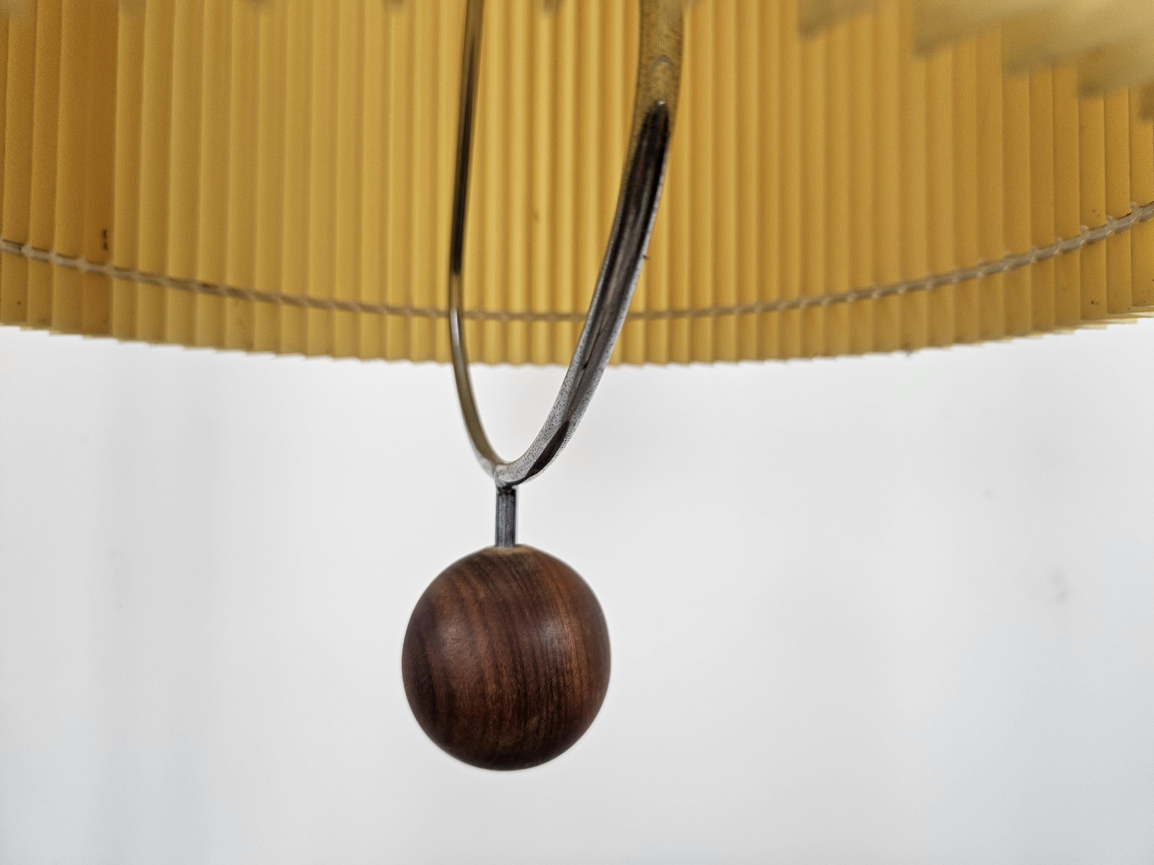 Lampada a sospensione stile scandinavo in metallo e carta plissettata, 1970 In condizioni buone a Premariacco, IT