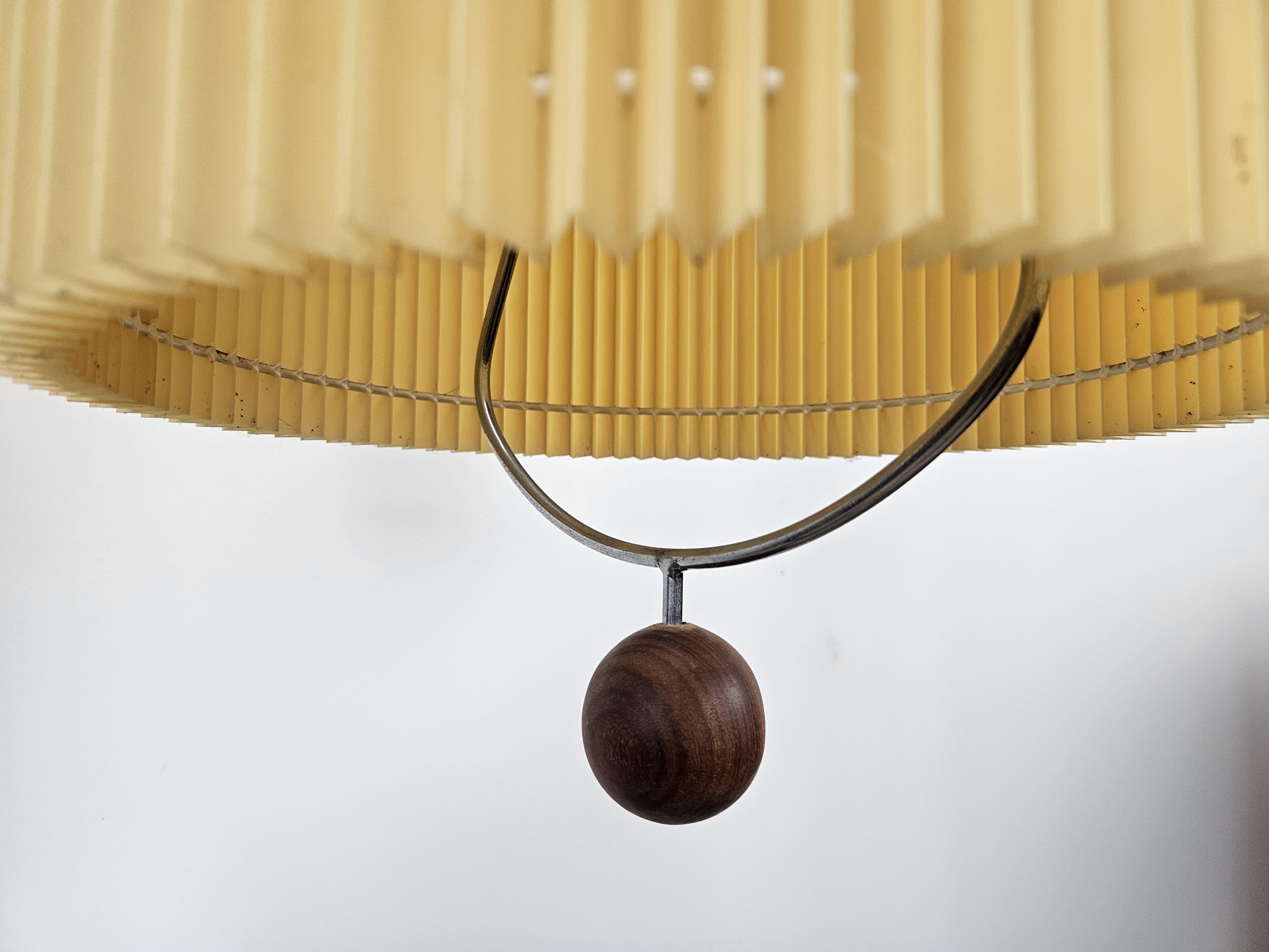 Late 20th Century Lampada a sospensione stile scandinavo in metallo e carta plissettata, 1970
