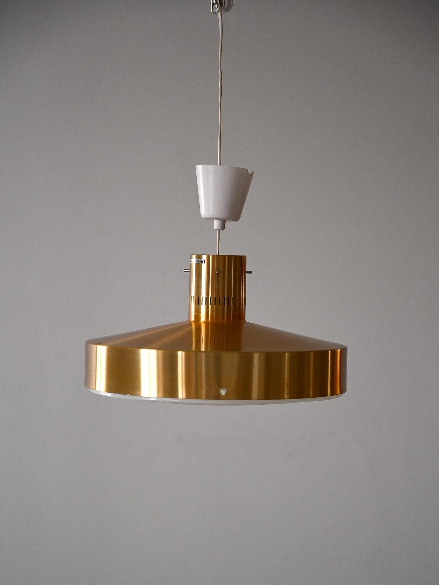 Lampada a sospensione di produzione svedese degli anni '70, realizzata interamente in metallo. Design semplice e funzionale, tipico dello stile nordico dell'epoca.

Lampada a sospensione prodotta in Svezia negli anni '70, con struttura in metallo e