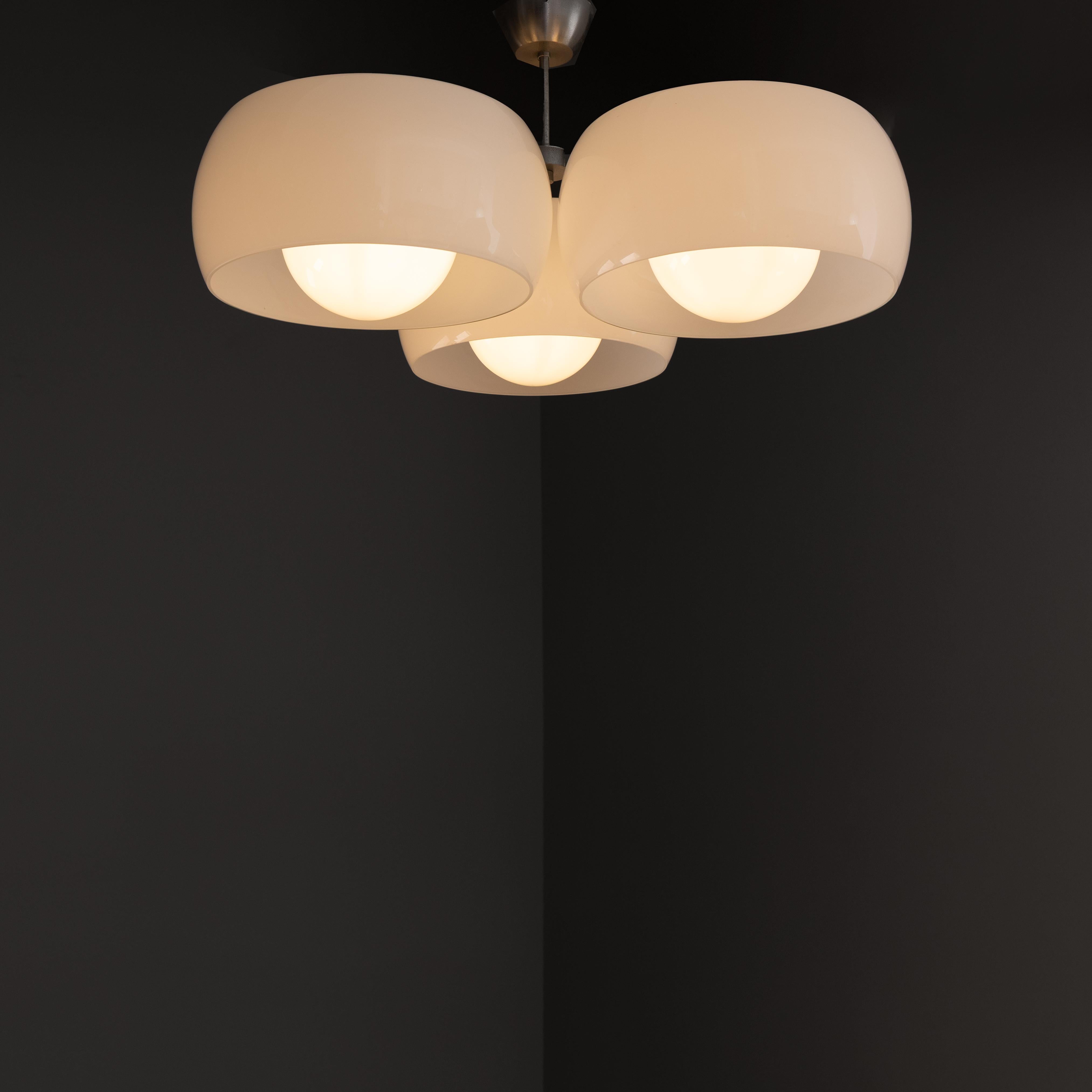 La serie di lampade a sospensione Triclinio, Pentaclinio, Eptaclinio nascono dalla composizione della lampada Clinio (1967) ripetuta modularmente a formare un gruppo illuminante di ampie dimensioni. Le lampade sono fissate a soffitto tramite una