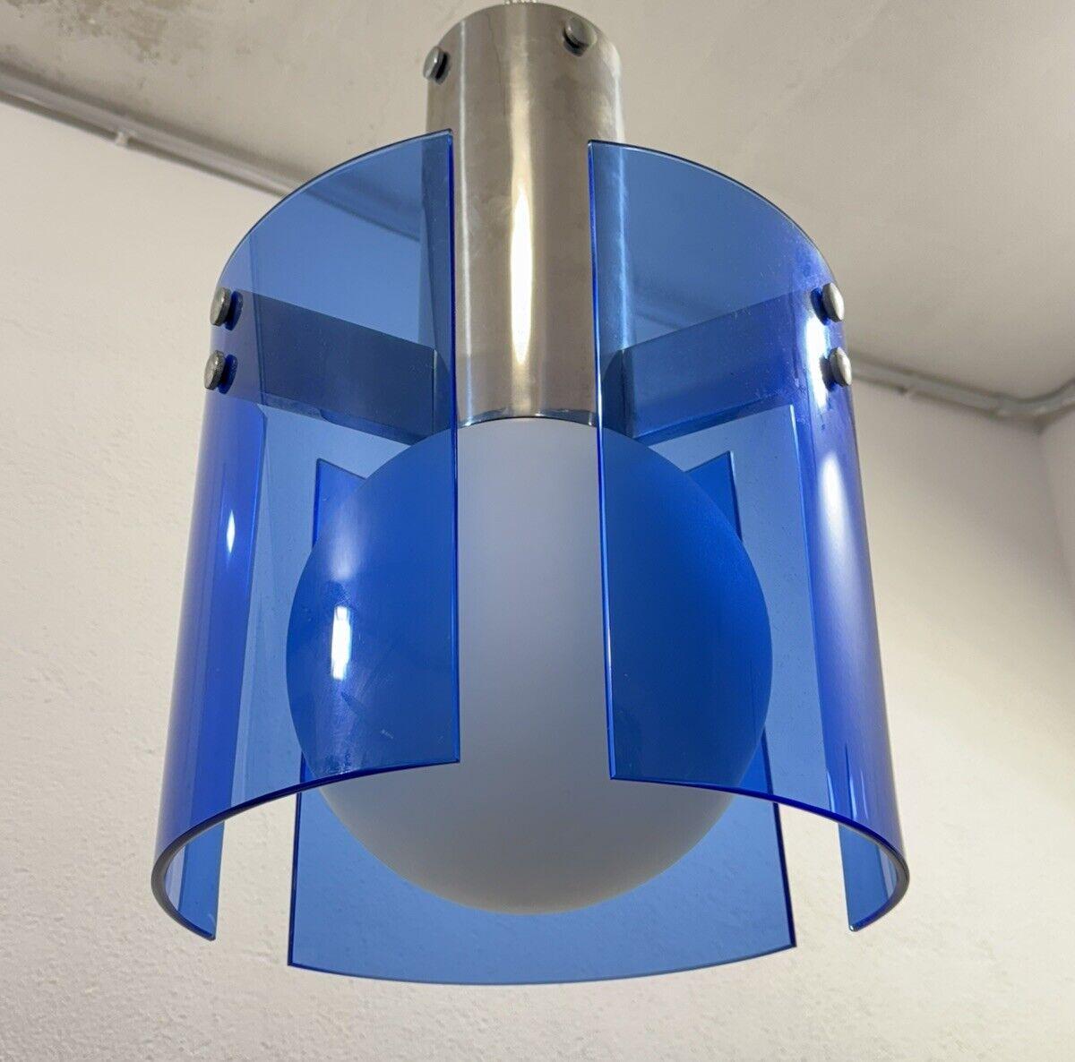 This elegant pendant lamp from the 1970s, produced by the renowned company Veca, is a perfect example of retro design. The polished and reflective chrome-plated steel frame gives the lamp a modern and refined feel, while the three curved rectangular