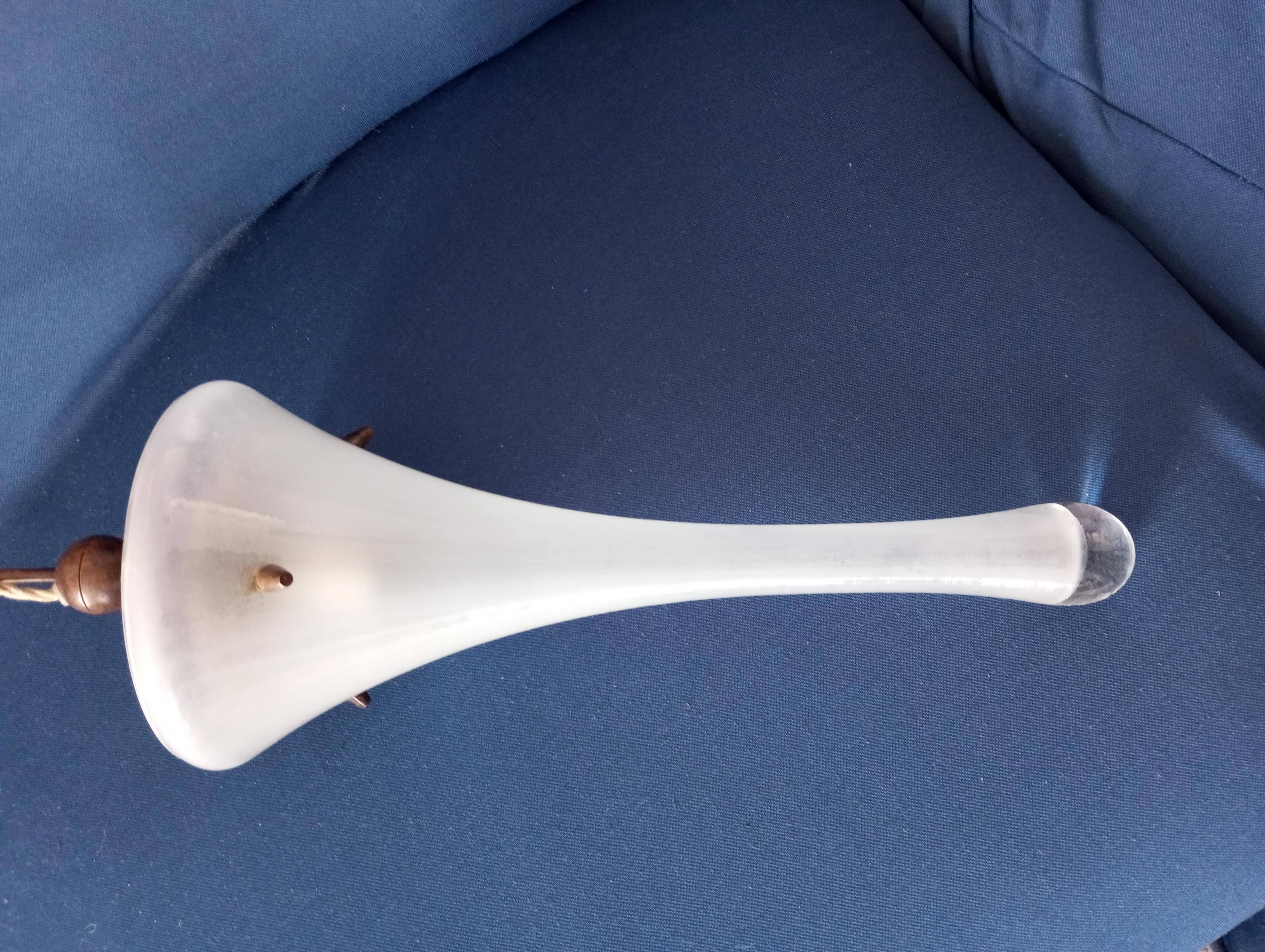 Lampada a sospensione vintage  a forma allungata in vetro di Murano bianco In condizioni buone in vendita a Firenze, FI
