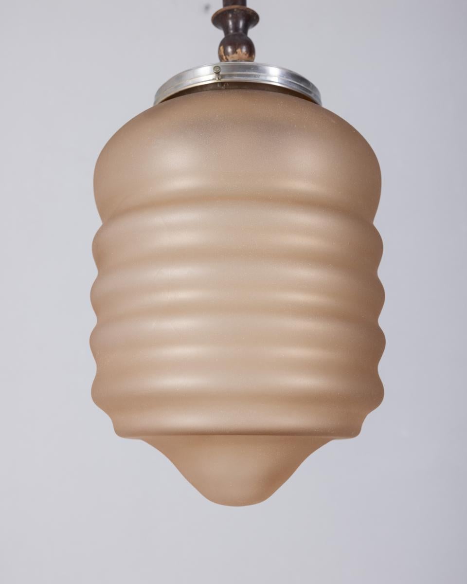 Lámpara de suspensión con estructura de metal cromado y madera, pantalla de cristal rosa, diseño italiano, años 50.

CONDICIÓN:
En buen estado de funcionamiento, muestra signos de desgaste por el paso del tiempo.

DIMENSIONES: 
Altura 65 cm;