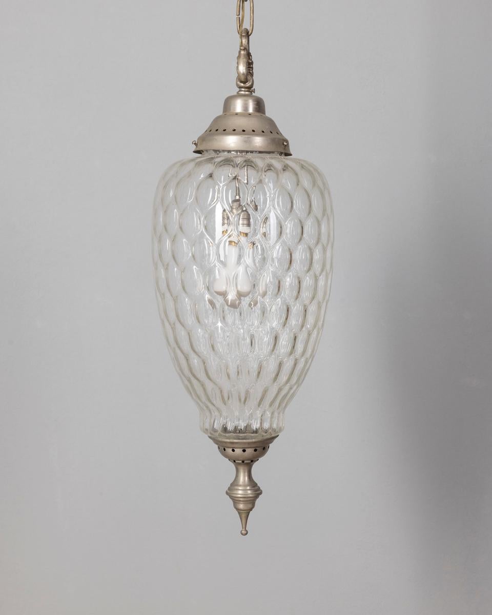 Kronleuchter mit verchromtem Metallgestell und dekoriertem Glasschirm, italienisches Design, 1960er Jahre.

ZUSTAND:
In gutem, funktionsfähigem Zustand, kann zeitbedingte Gebrauchsspuren aufweisen.

ABMESSUNGEN: 
Höhe 103 cm; Durchmesser 19