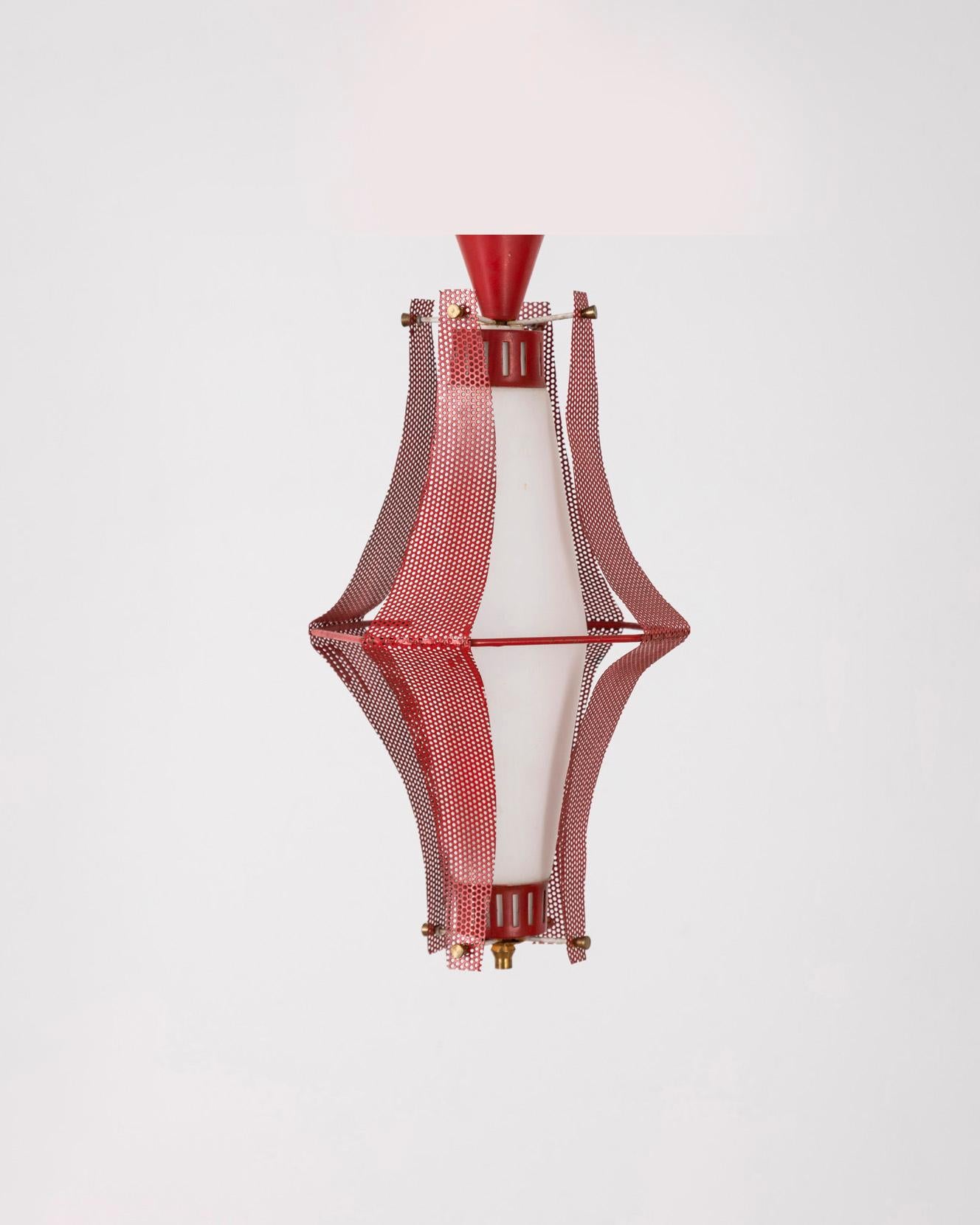 Hängeleuchte mit rotem Metallgestell und weißem Glasschirm, italienisches Design, 1970er Jahre.

ZUSTAND: In gutem, funktionsfähigem Zustand, kann witterungsbedingte Abnutzungserscheinungen aufweisen.

ABMESSUNGEN: Höhe 40 cm; Durchmesser 19