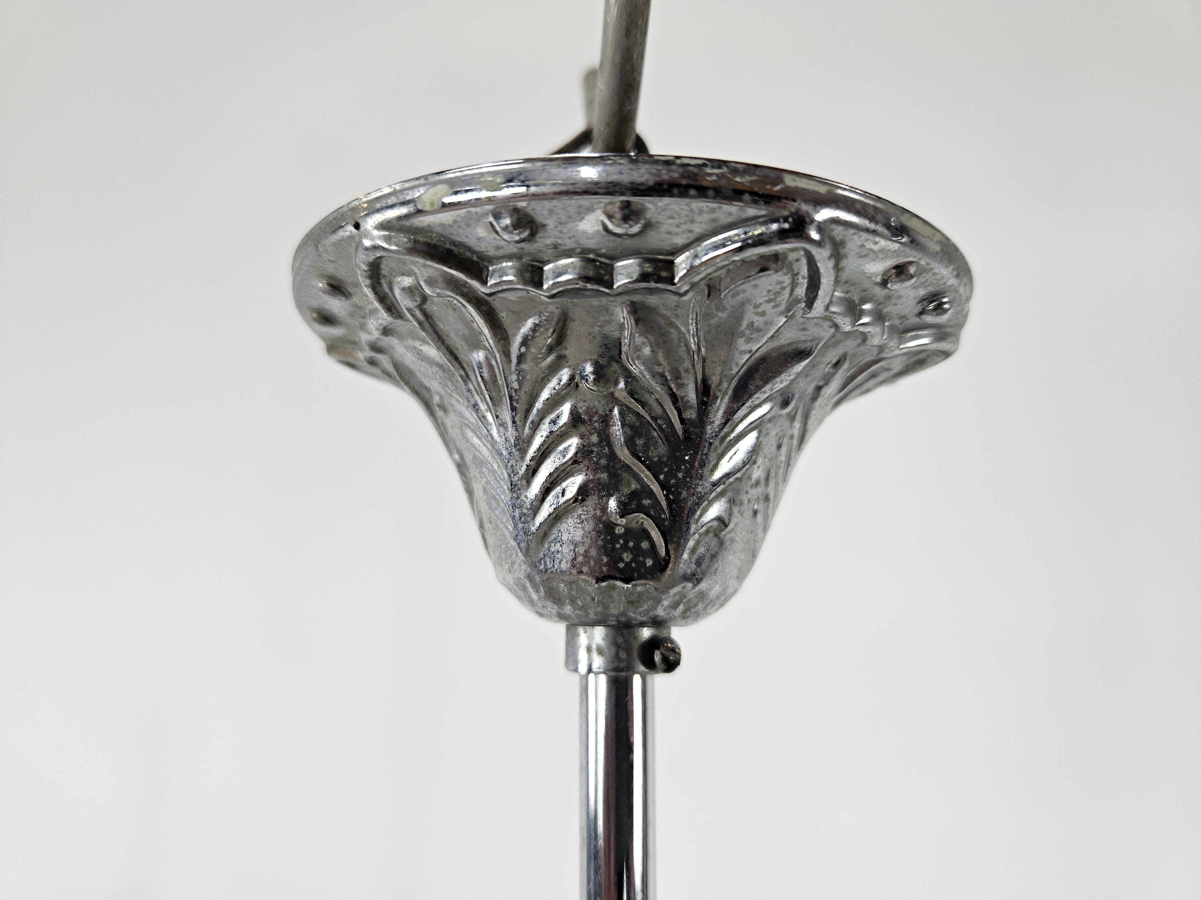 Lampada a sospensione vintage in vetro bianco e metallo con lavorazioni in vendita 3
