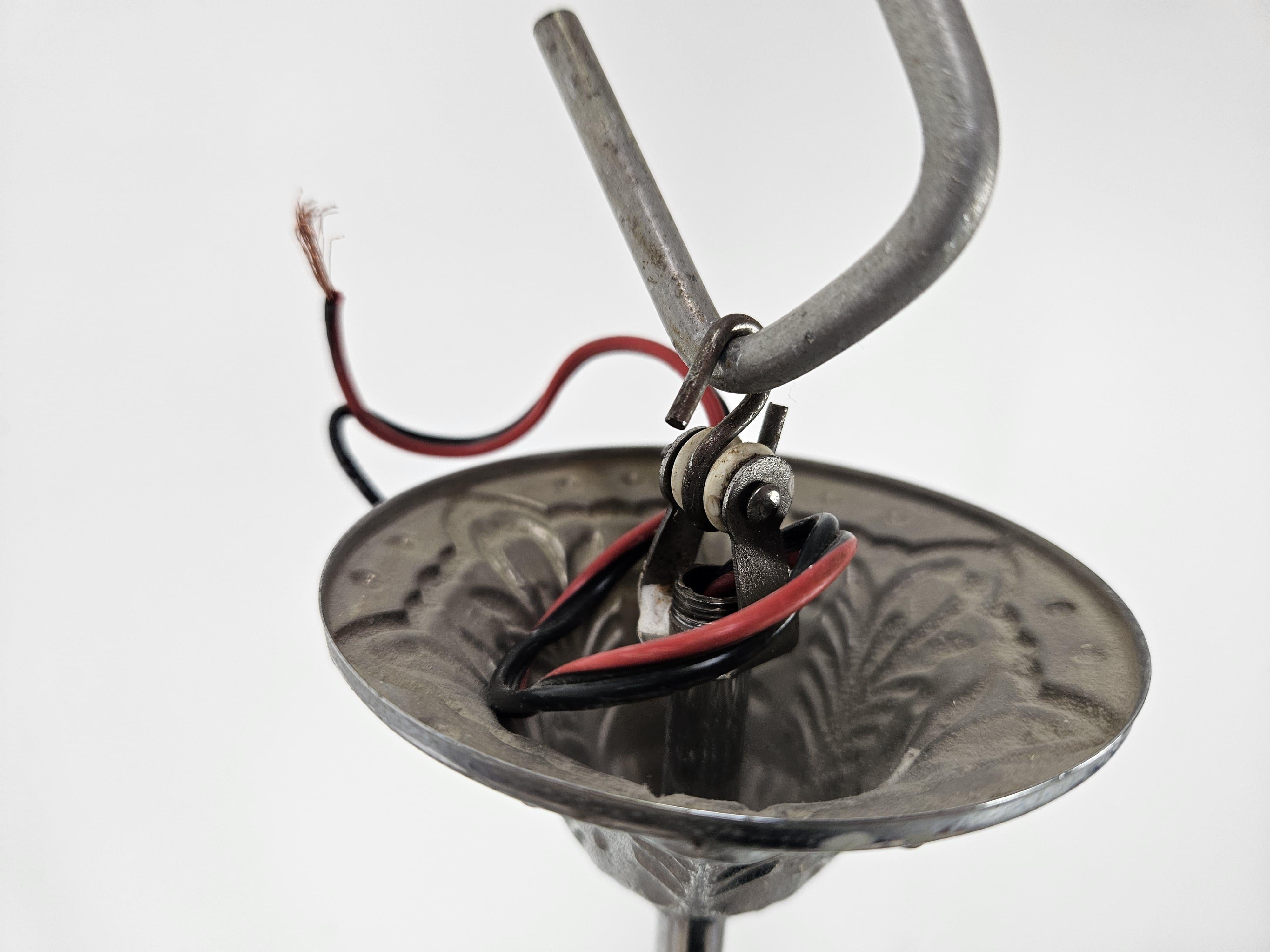 Lampada a sospensione vintage in vetro bianco e metallo con lavorazioni in vendita 4