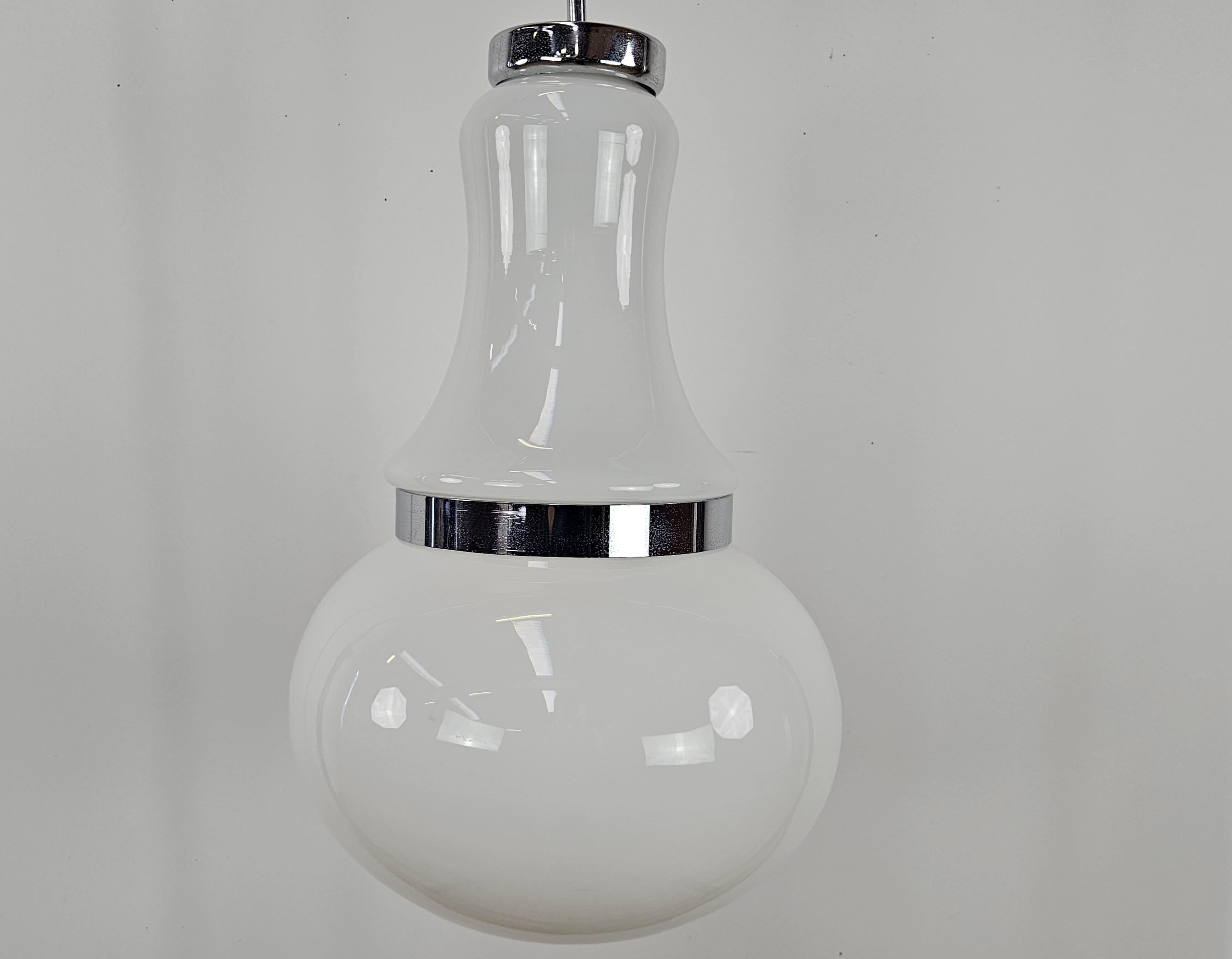 Lampadario anni '70 in vetro bianco con struttura in metallo lavorato.

Elegante e moderno, ideale con ogni ambiente.

Il cavo è originale dell'epoca pertanto è consigliato sostituirlo.