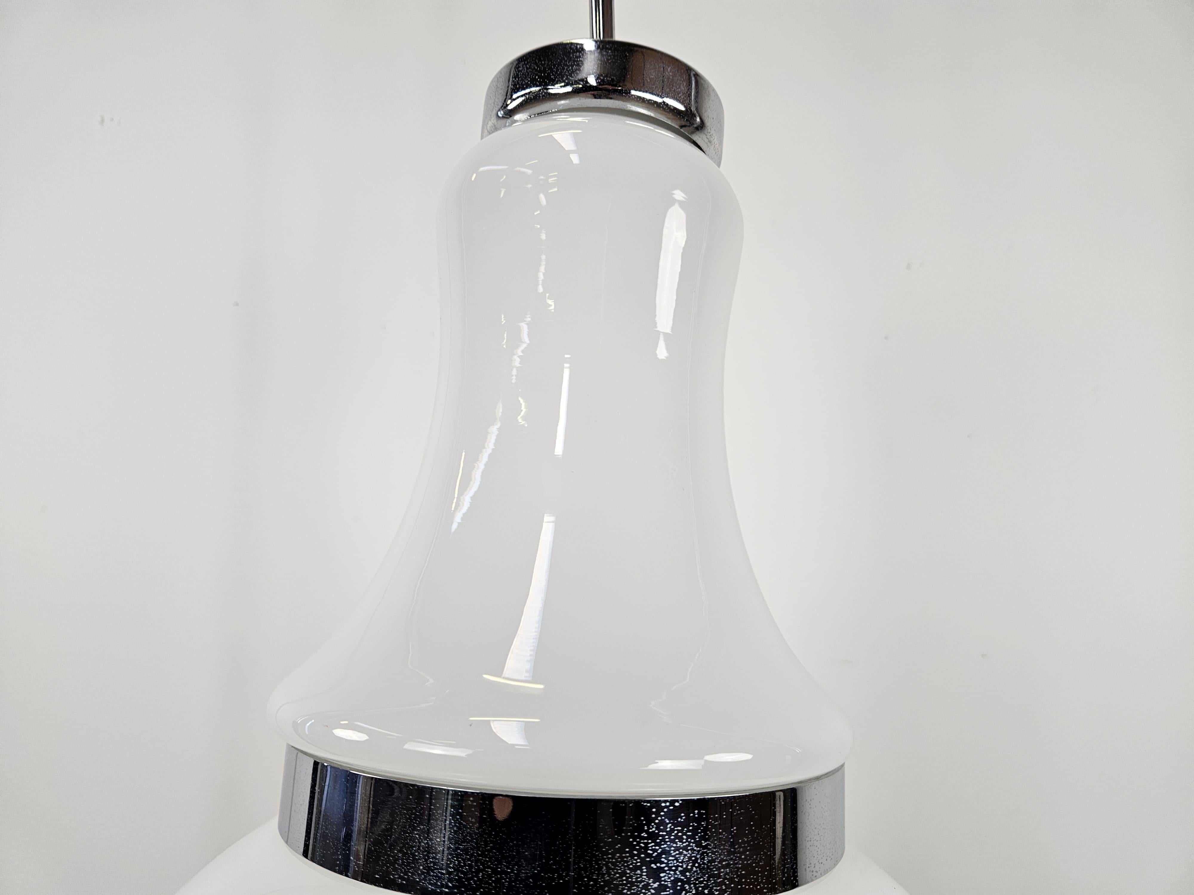 Mid-Century moderno Lampada a sospensione vintage in vetro bianco e metallo con lavorazioni in vendita