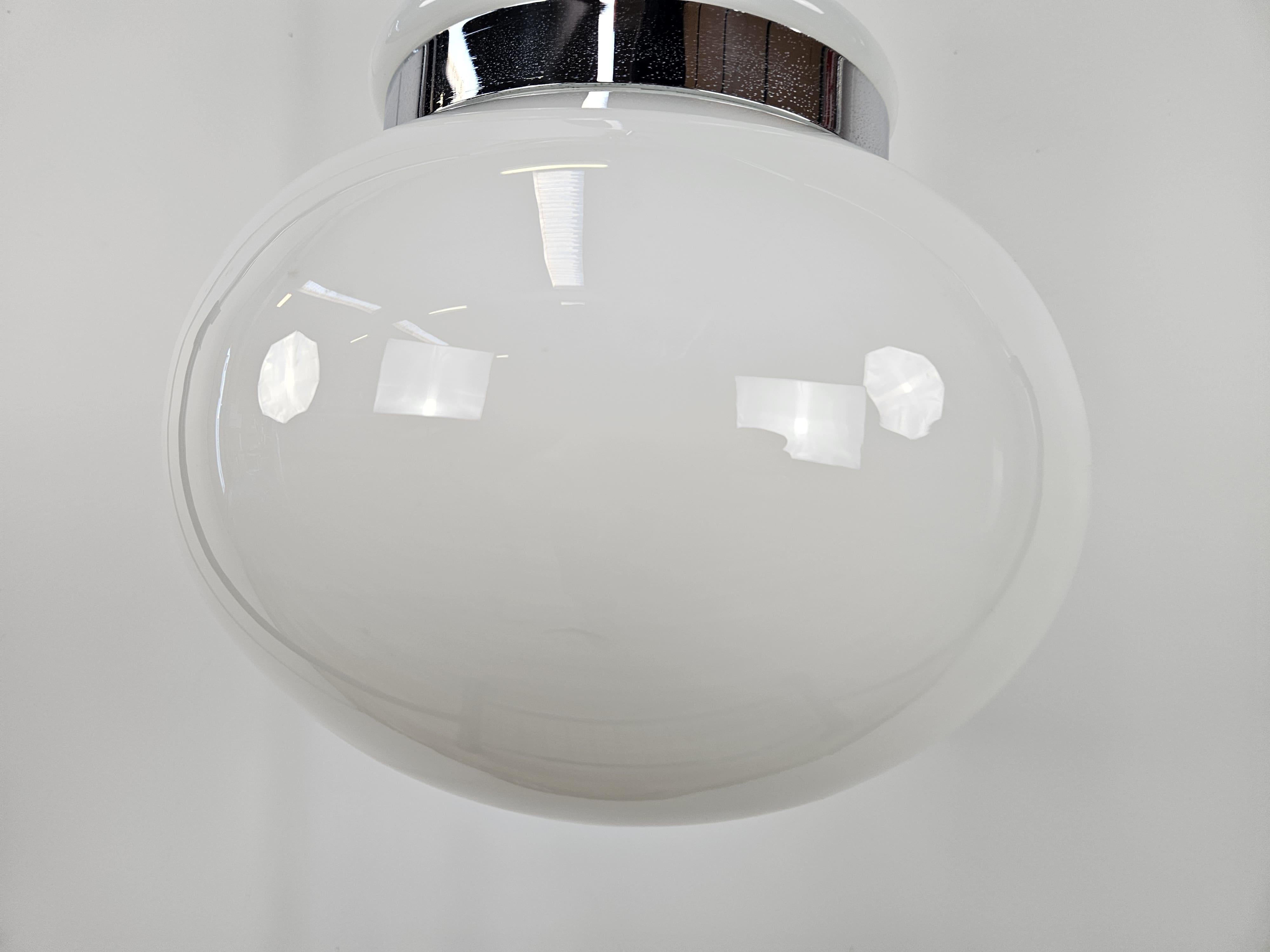 Italian Lampada a sospensione vintage in vetro bianco e metallo con lavorazioni in vendita