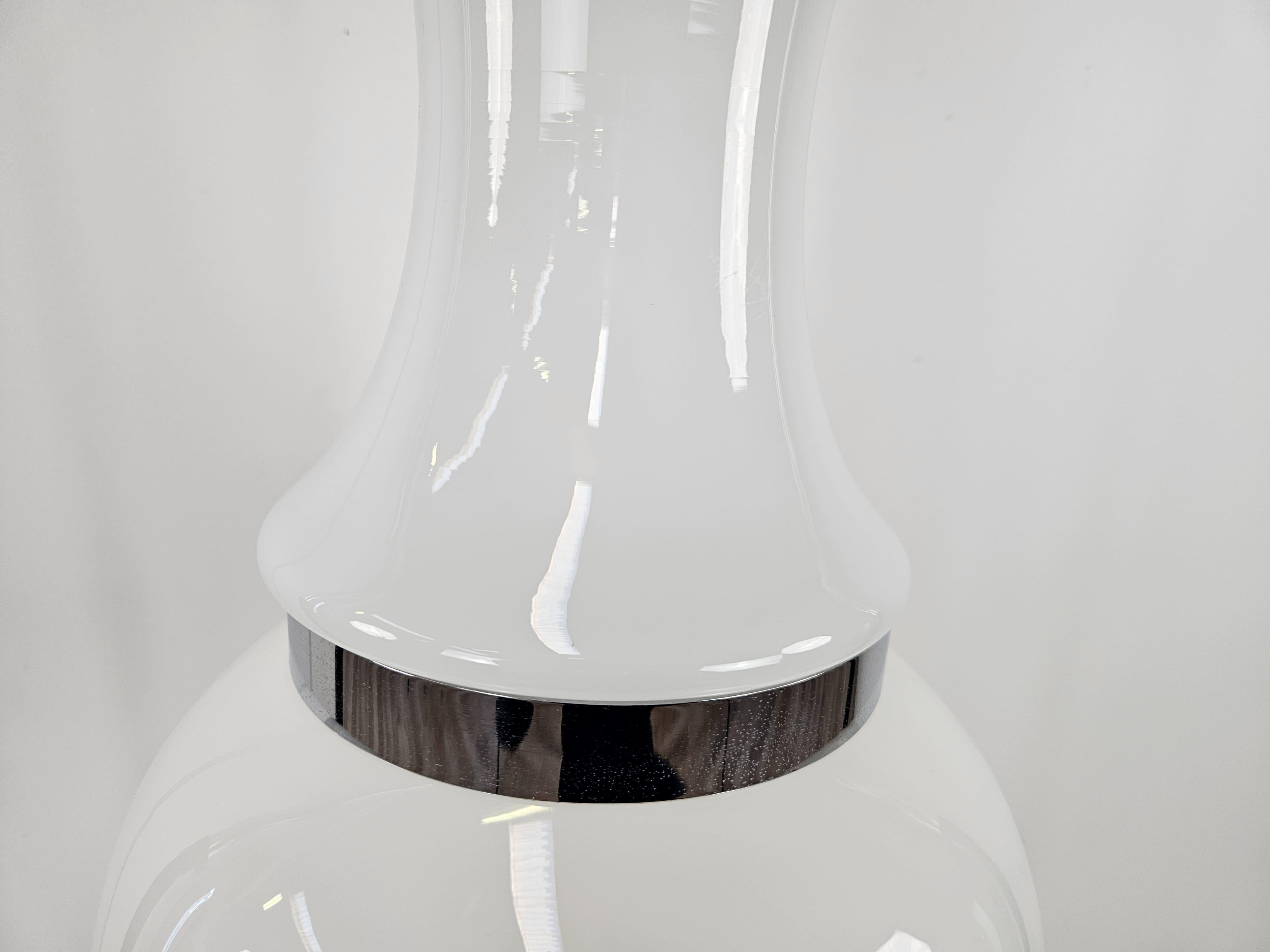 Late 20th Century Lampada a sospensione vintage in vetro bianco e metallo con lavorazioni in vendita
