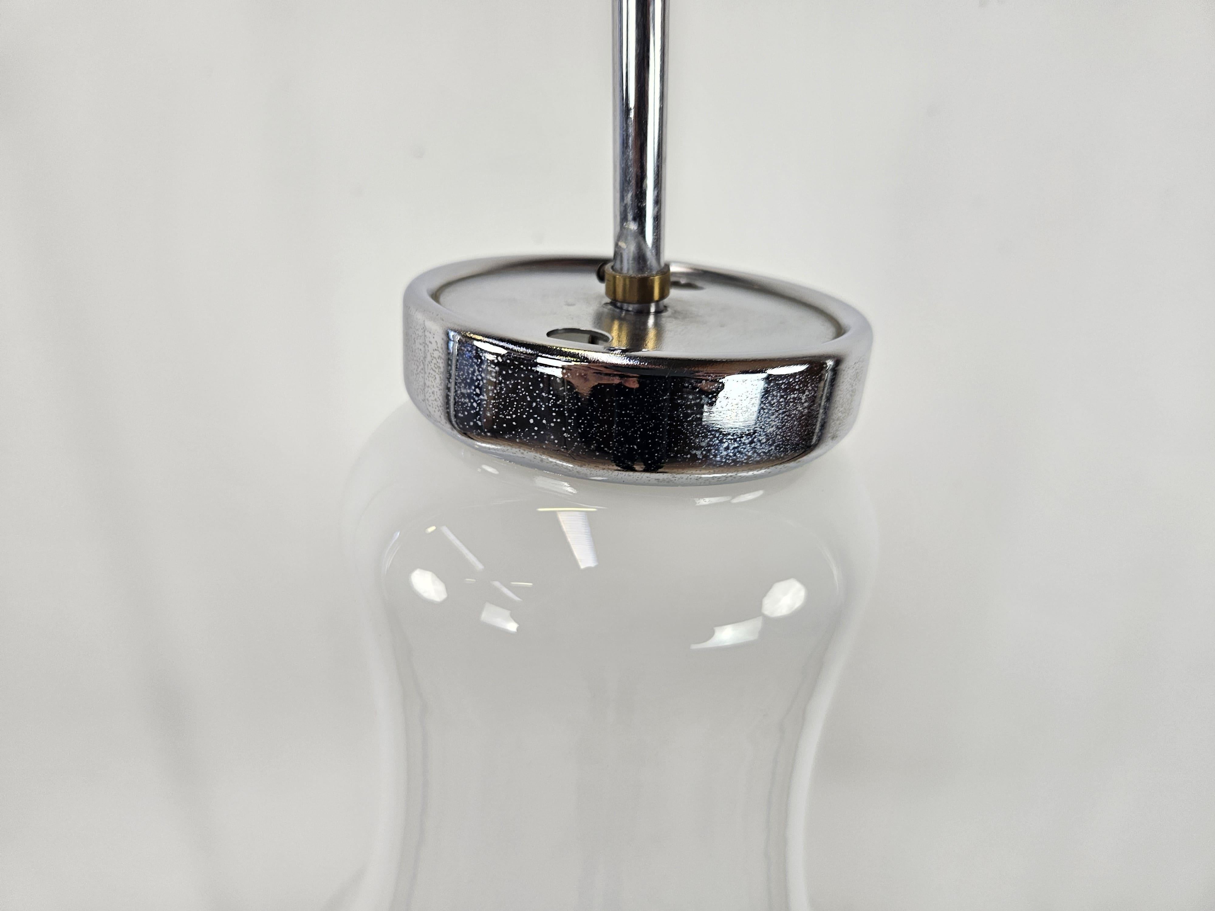 Metallo Lampada a sospensione vintage in vetro bianco e metallo con lavorazioni in vendita