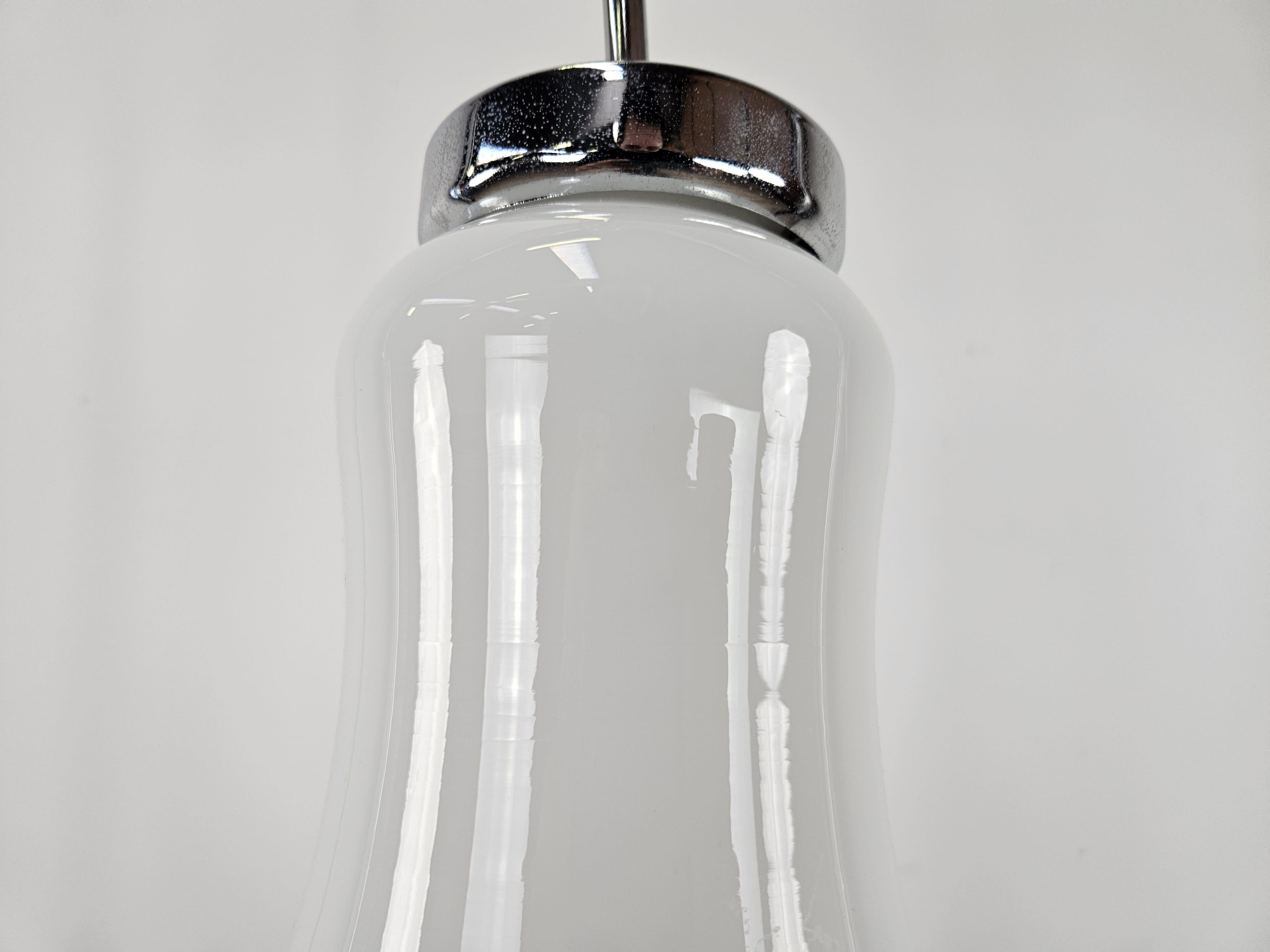 Lampada a sospensione vintage in vetro bianco e metallo con lavorazioni in vendita 1