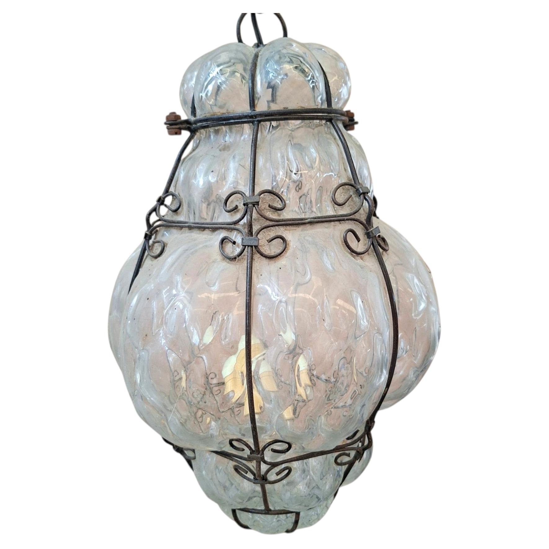 Lampada a Sospensione Vintage in Vetro Soffiato e Ferro Battuto in vendita