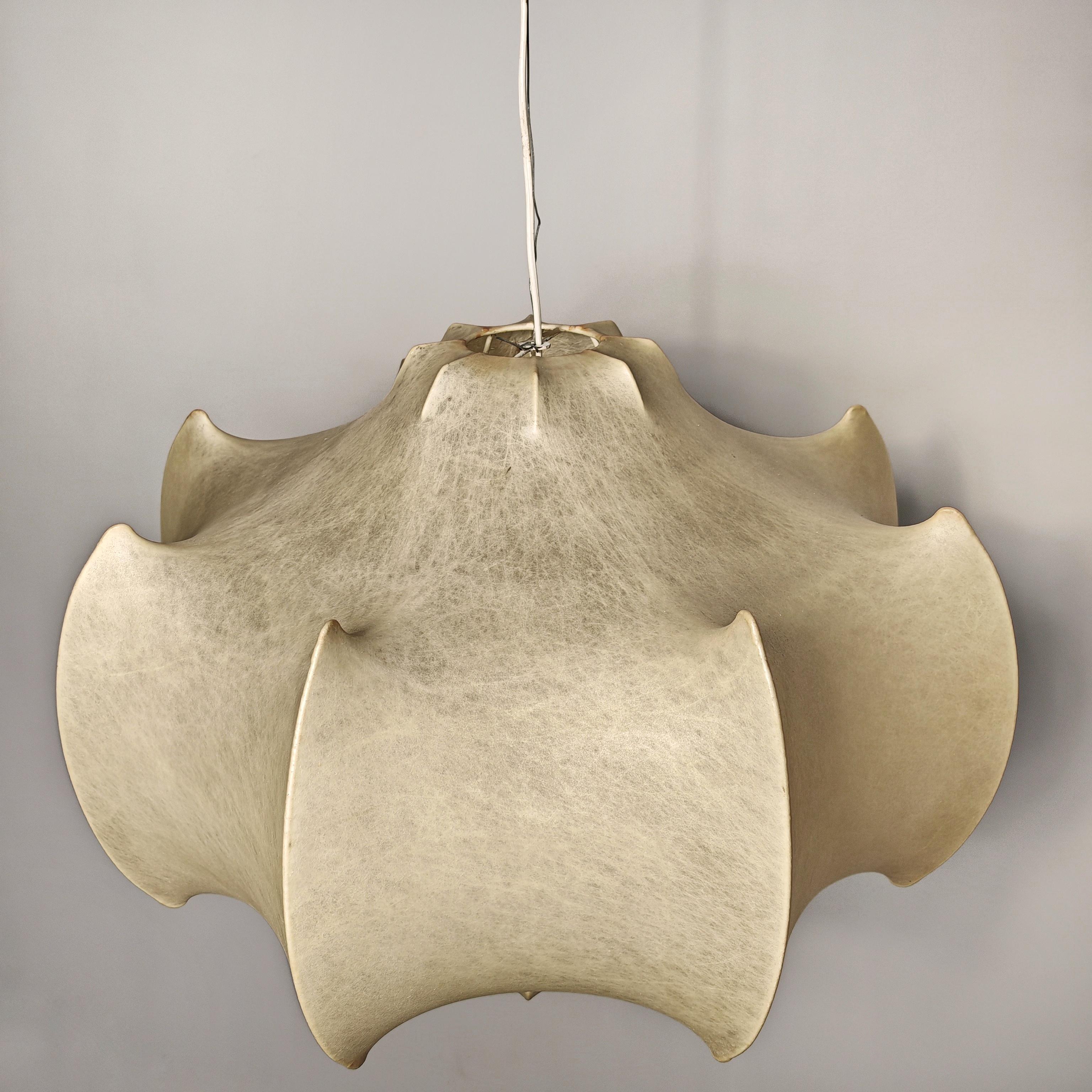 Storica Lampada a sospensione a luce diffusa. Struttura interna in metallo verniciato bianco e diffusore in resina 