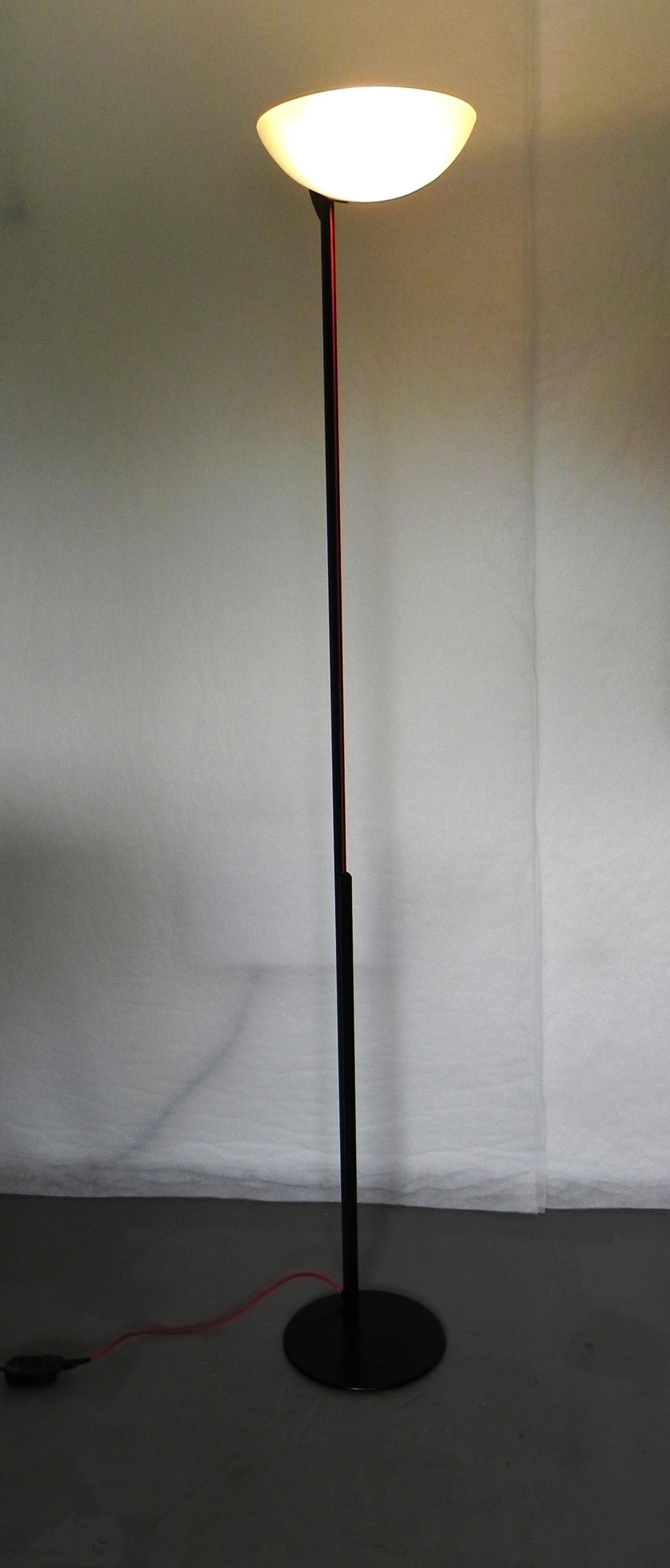 Lampada a stelo design. anni 80 struttura in metallo e plastica, diffusore in vetro acidato. usata ma ben conservata. interruttore a pedale. lampadina attacco e27.
