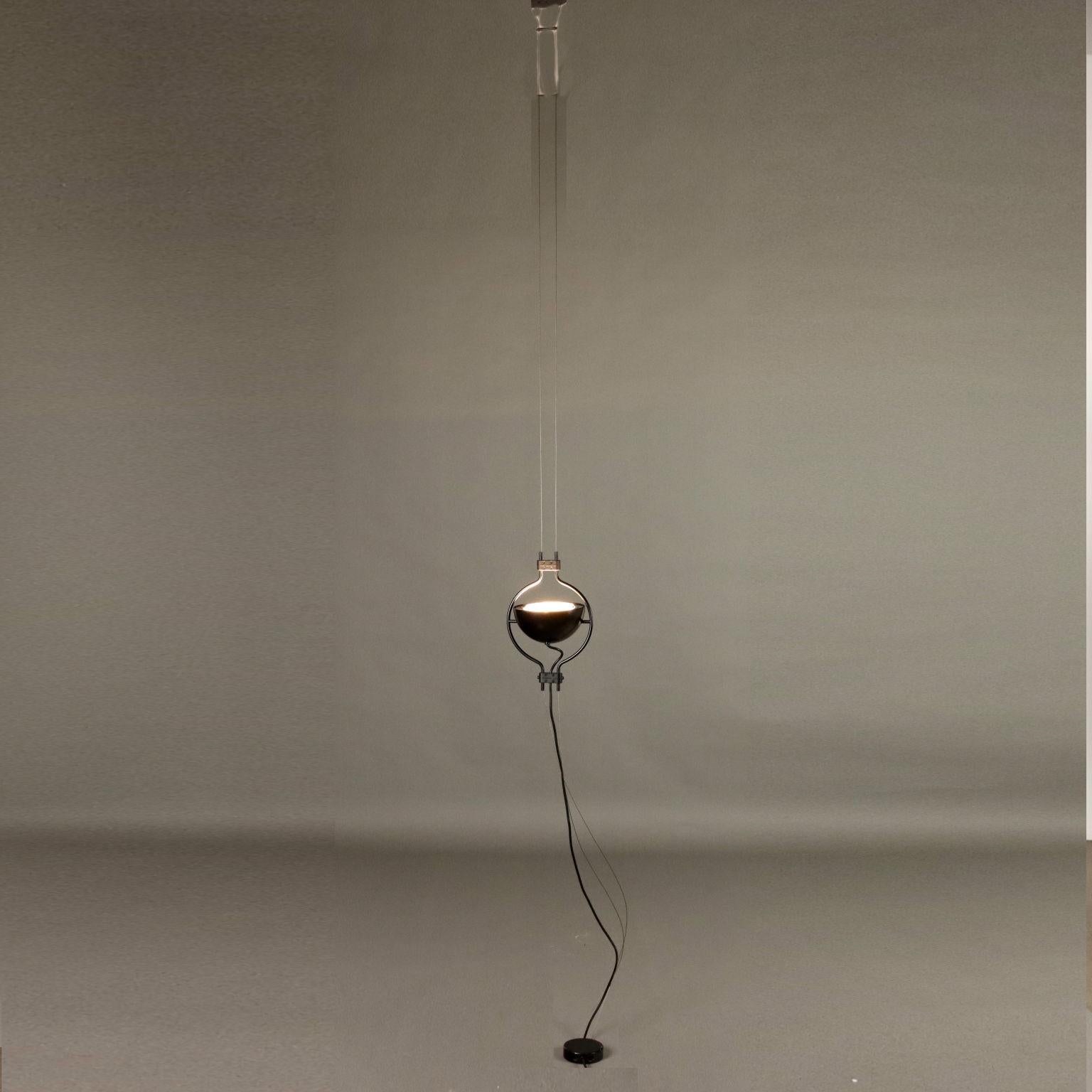 Lampada a sospensione con punto luce a luce riflessa, orientabile e a posizione regolabile mediante scorrimento sui cavi d'acciaio. In alluminio smaltato.