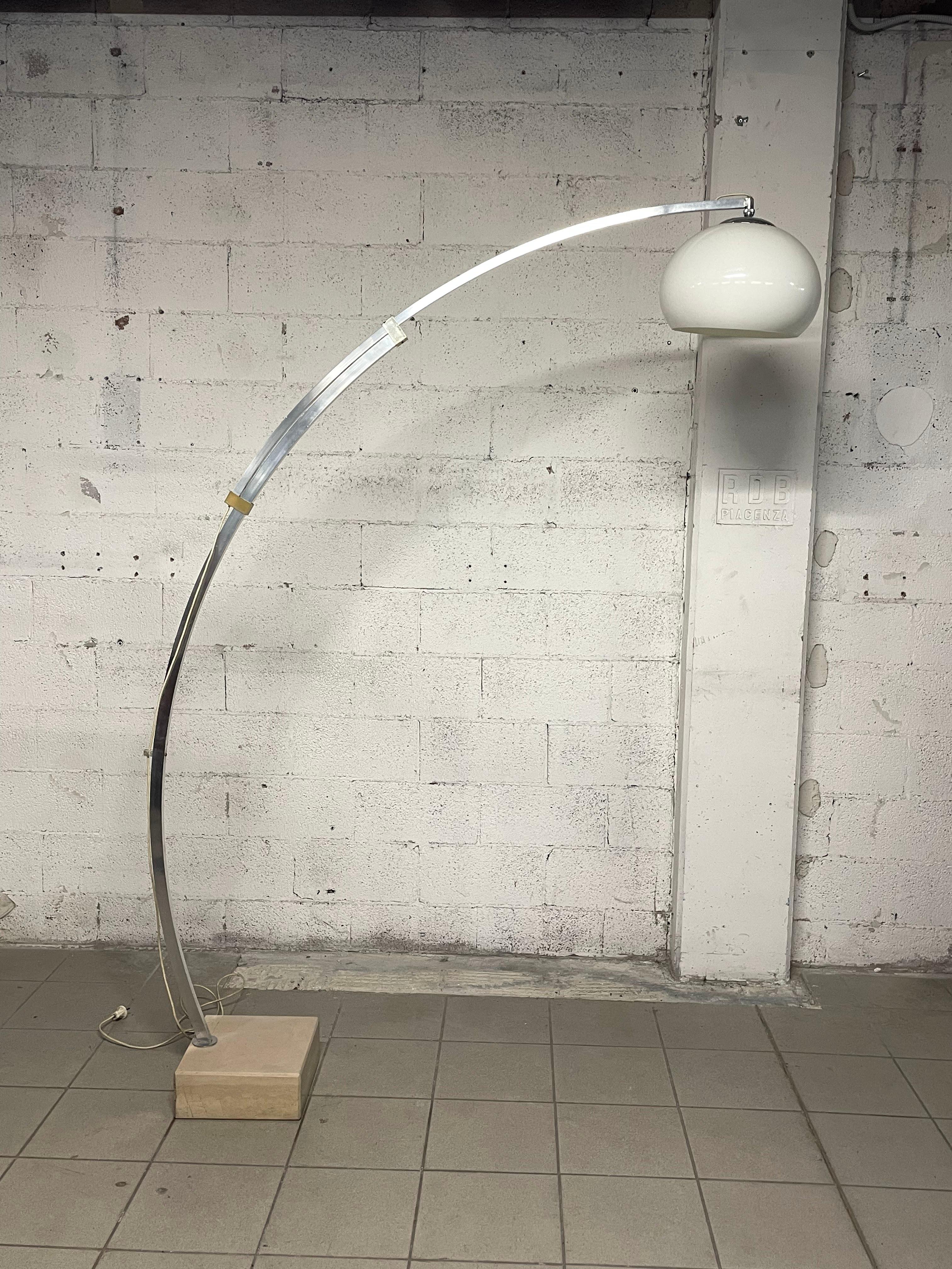Lámpara de arco de los años 70 con brazo telescópico.

Diseño de la era espacial atribuido a Harvey Guzzini.

Bastidor de aluminio con extensión de brazo regulable desde un mínimo de 160 cm. hasta un máximo de 210 cm.

Puede ajustarla a su gusto y
