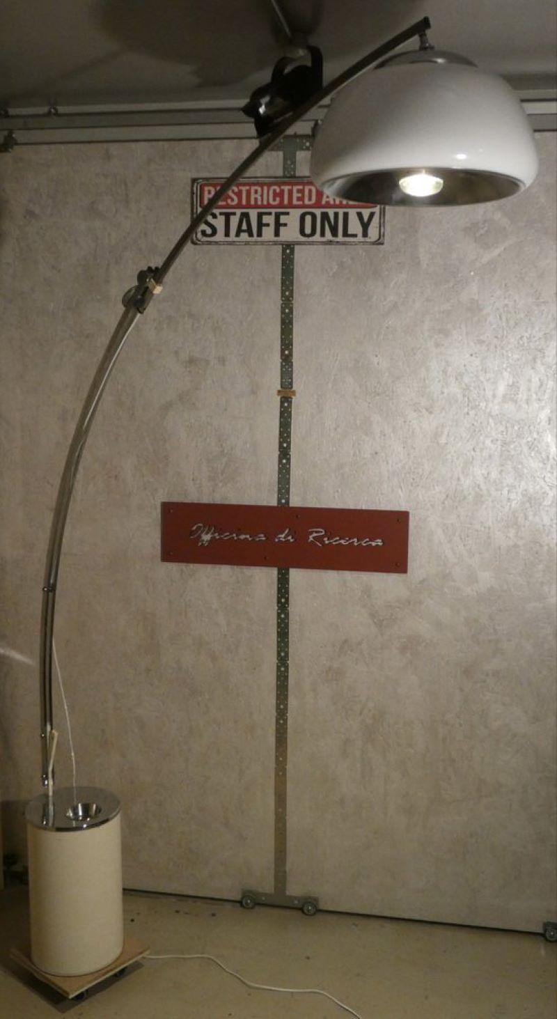 Autre Lampe à arc en acier et verre acrylique, Italie, années 1960 en vente