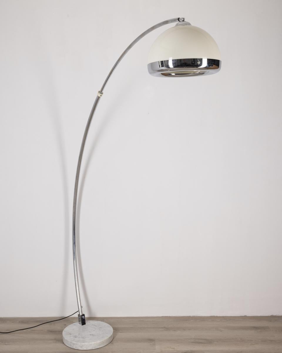 Lampada ad arco con base in marmo, corpo in metallo cromato e paralume in materiale plastico bianco e inserto cromato.

CONDIZIONI: In buone condizioni, funzionante, può presentare segni d'usura dati dal tempo.

DIMENSIONI: Altezza 215 cm; Larghezza