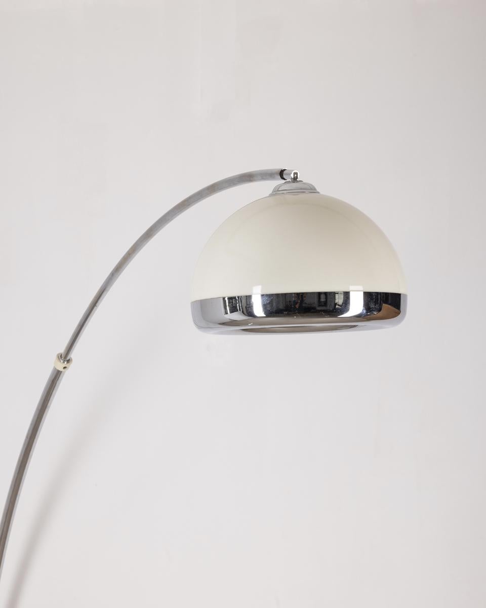 Lampada ad arco vintage anni 70 in marmo e metallo design Italiano In condizioni buone in vendita a None, IT
